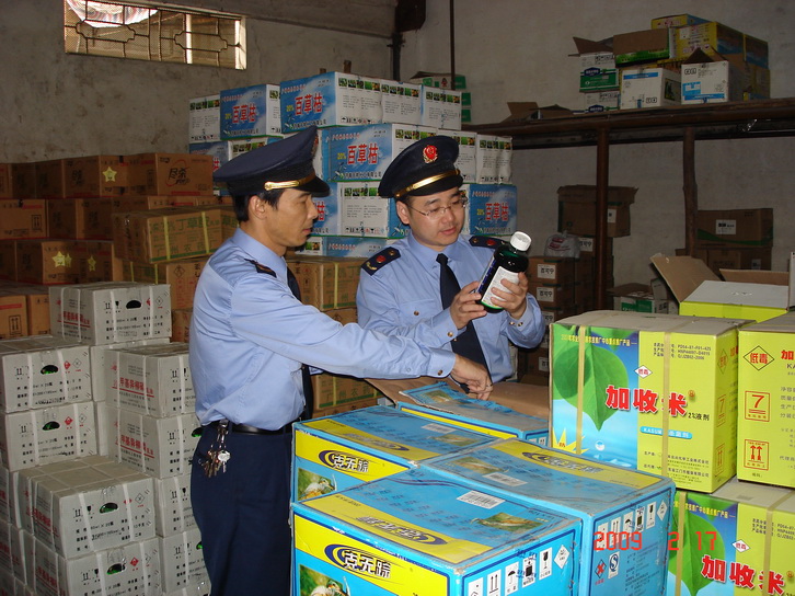（31）2009年春耕期间，市场执法人员在检查农资商品.jpg