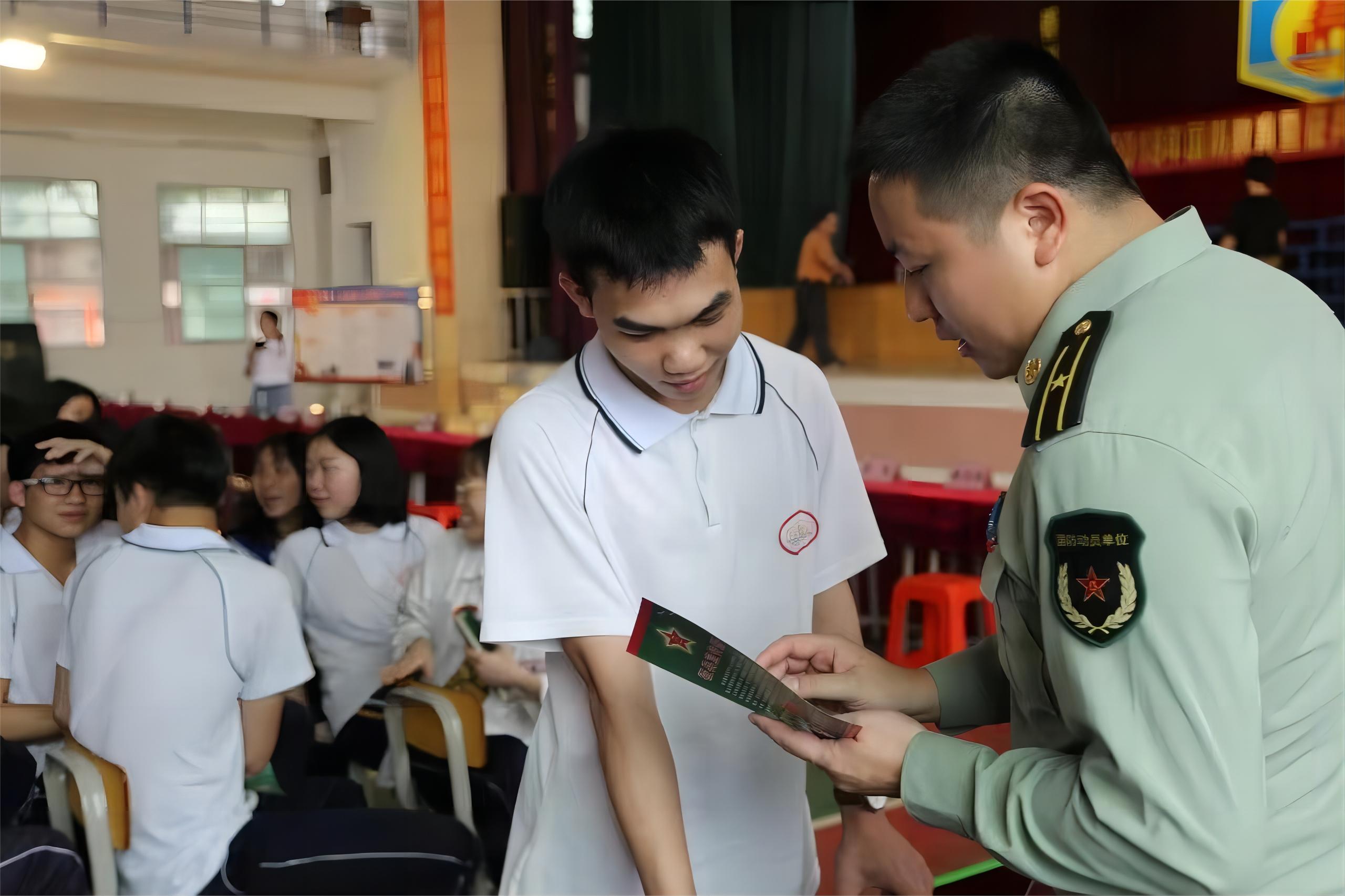 （42）市人武部在风采华侨中学开展国防教育活动.jpg