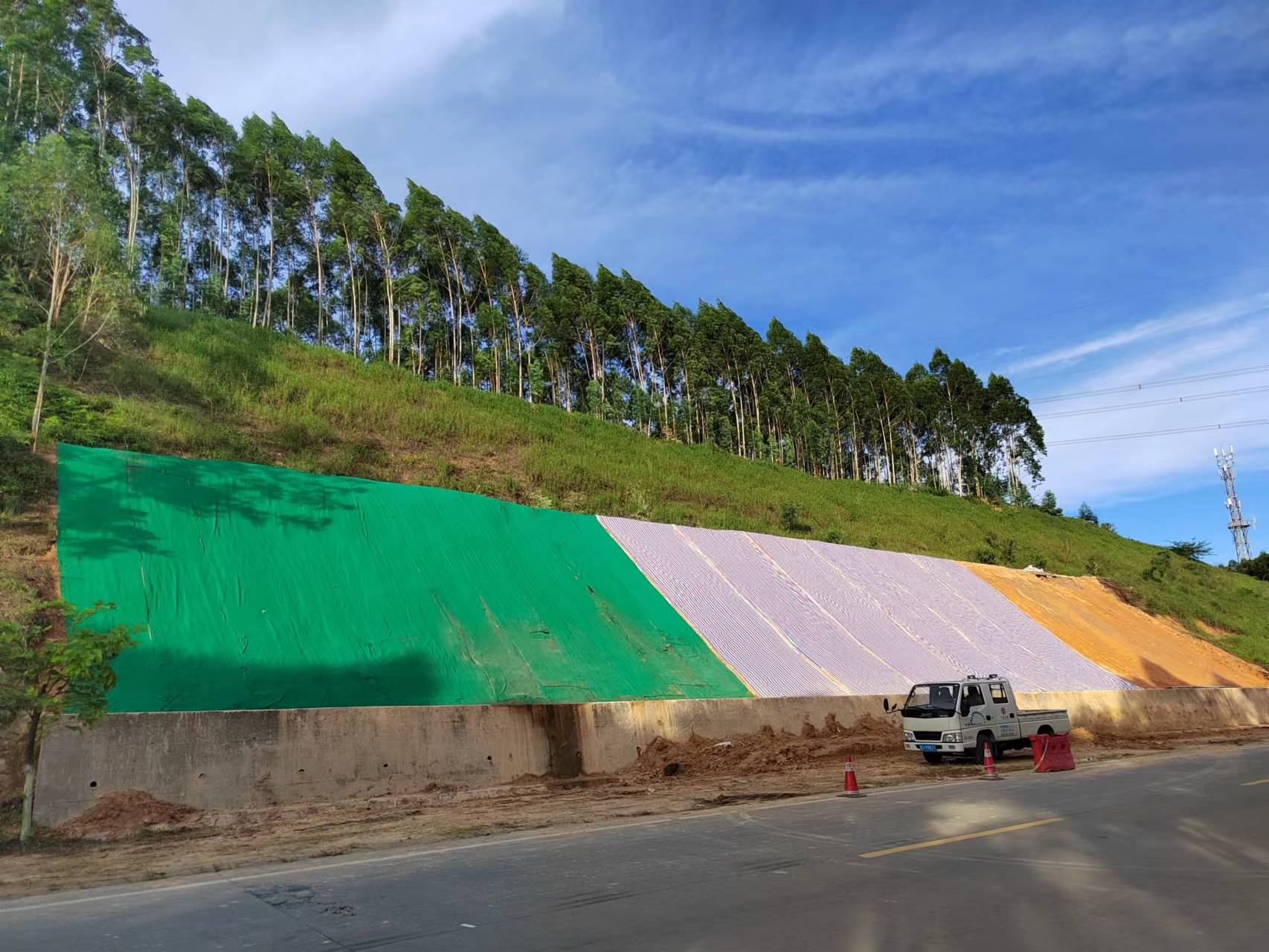 江门市开平公路事务中心使用新型材料水泥毯对省道S273线天湖边坡开展应急防护处置，效果稳定。.jpg