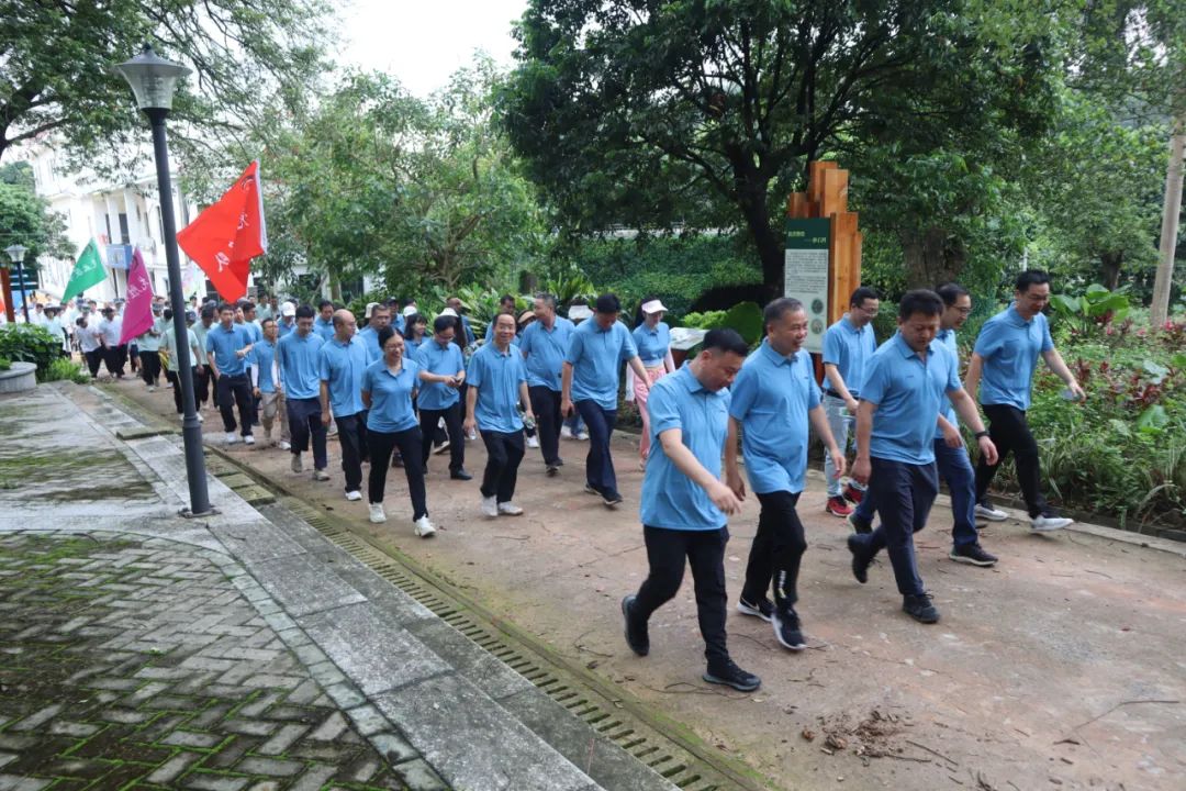 “中国梦·劳动美”！龙胜镇干部职工健步走活动