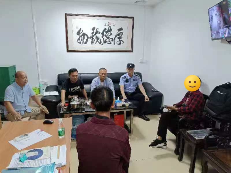 3.邓仗仙为村民调处矛盾纠纷.jpg