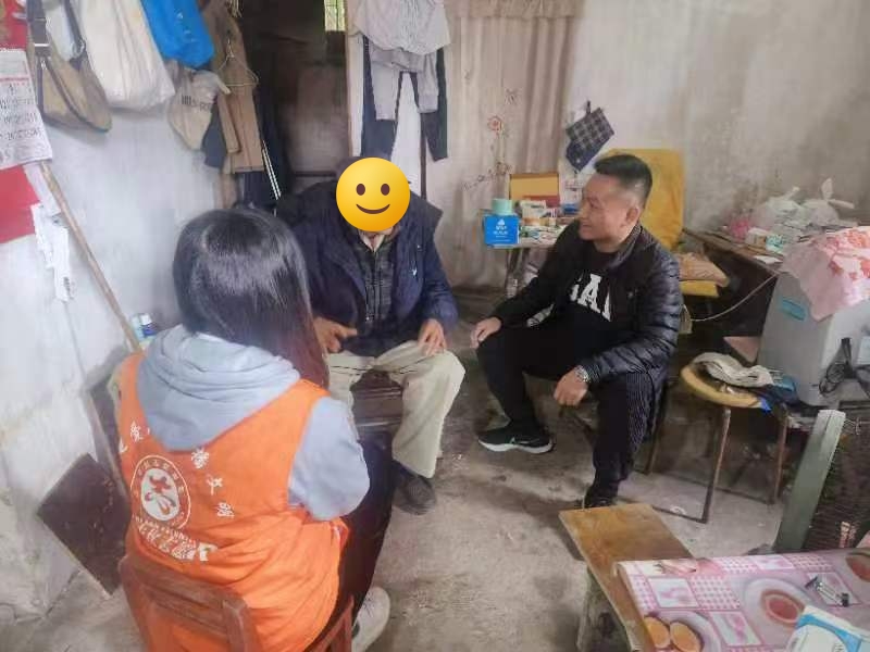 4.邓仗仙走访看望村中老人并提供帮扶.jpg