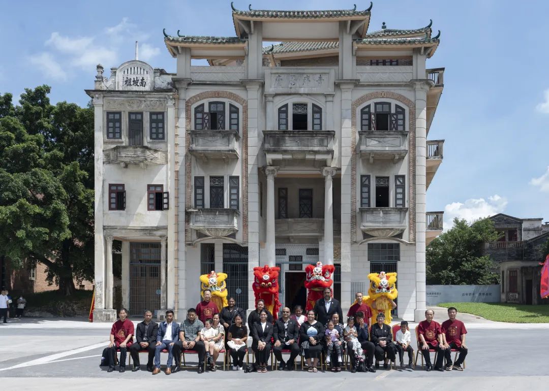 在开平赤坎寻根谒祖时，瑙鲁总统收到一份特殊礼物