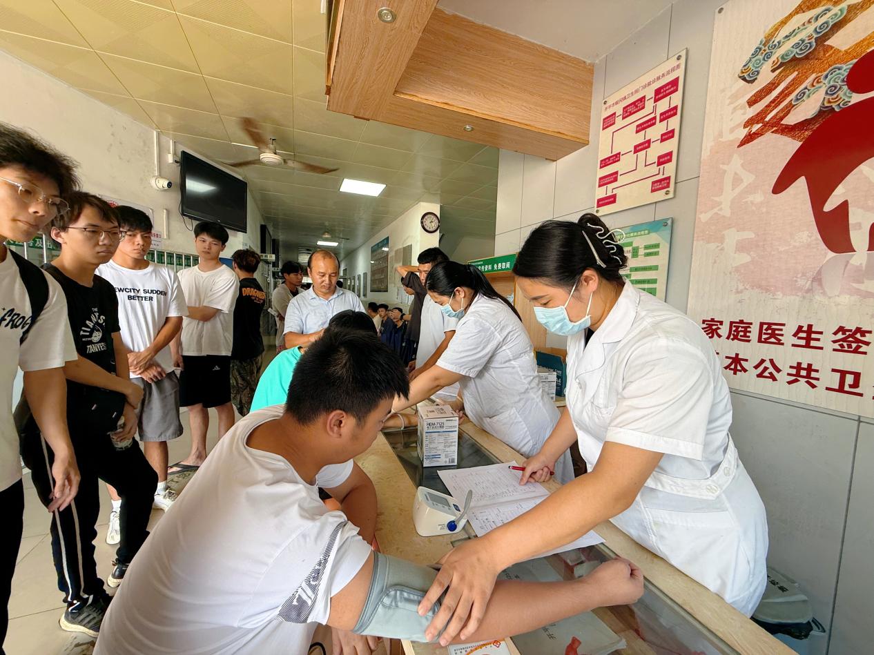 市人武部领导到蚬冈镇指导征兵体检并开展“八一”慰问工作
