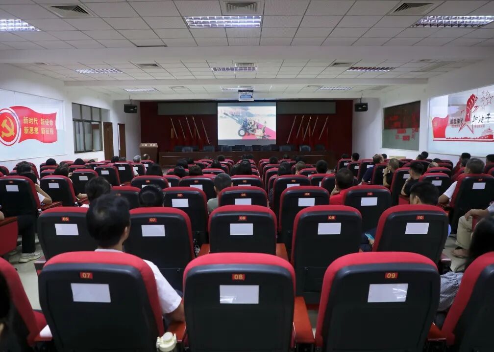赤坎镇组织集中观看纪念中国人民抗日战争暨世界反法西斯战争胜利80周年大会