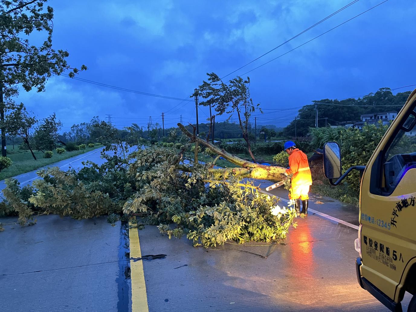 【风雨中·见交通】开平市交通运输局顶格防御台风“桦加沙”   保障道路安全畅通