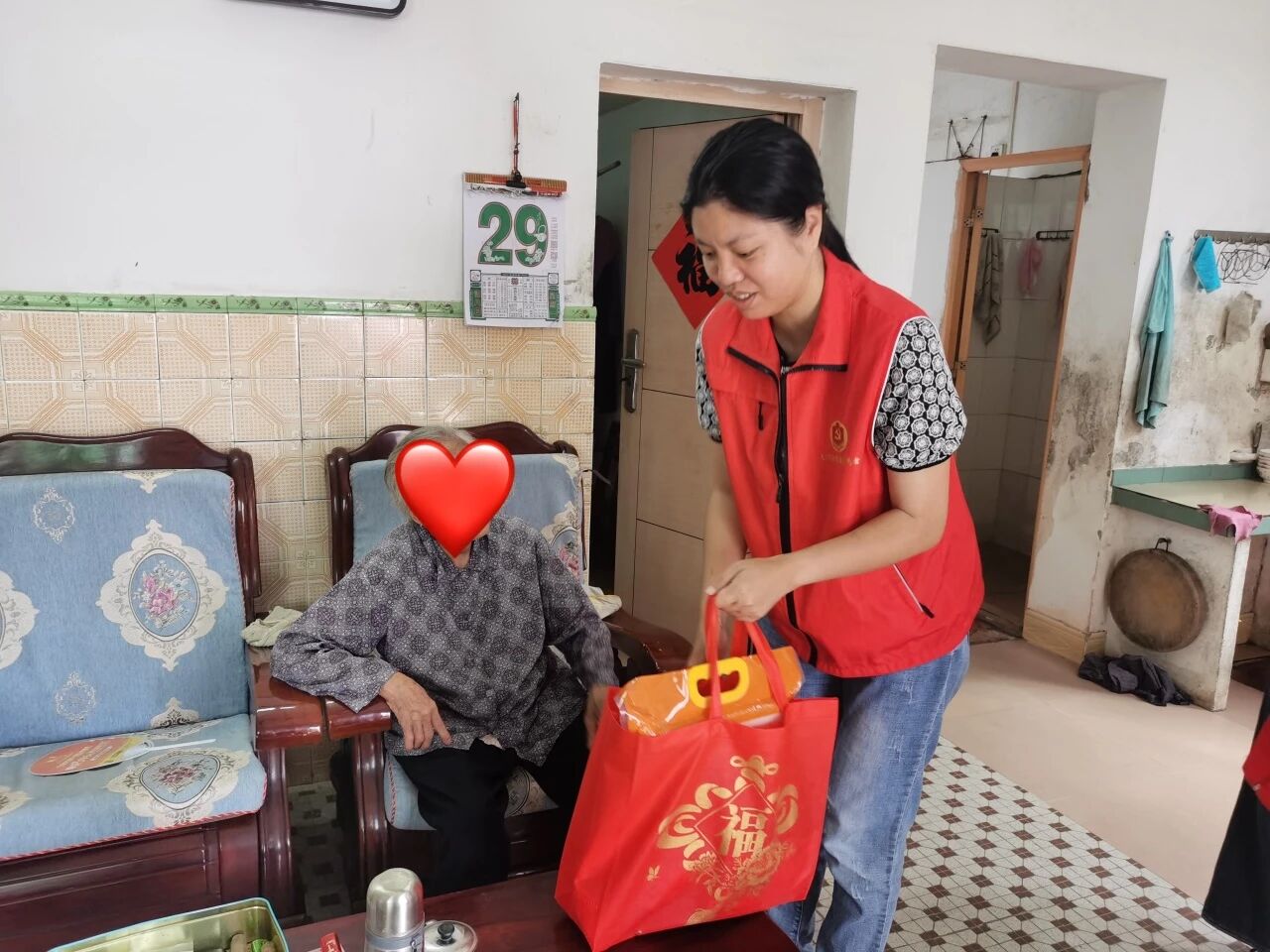 尊老敬老，情暖人间｜大沙镇社会工作服务站暖心开展敬老月走访活动