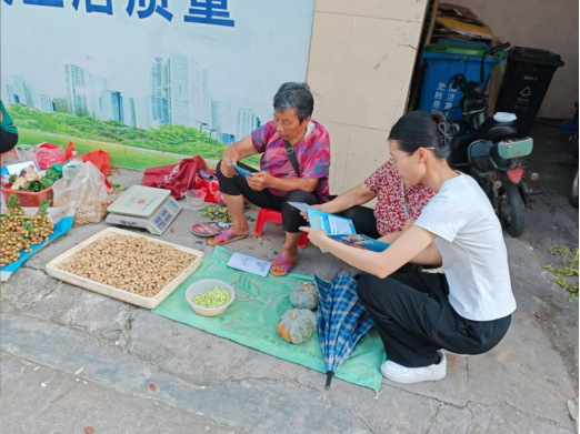 开平市龙胜镇通过进集市向大众普及信用知识