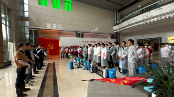 复工防控“两手抓”！翠山湖党员干部尽锐出击，全面做好台风过境后清障修复及灭蚊防控工作