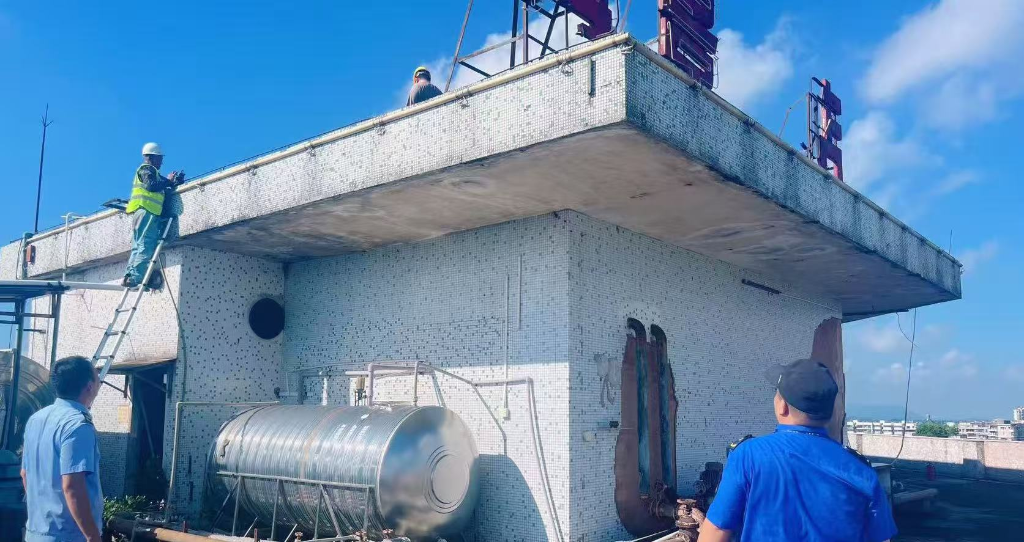 开展专项整治  推进户外广告安全管理