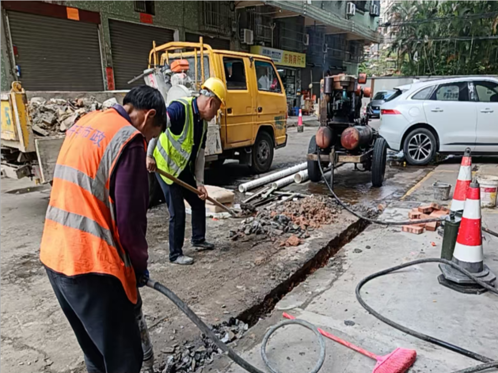 私改管道触红线   执法普法促整改