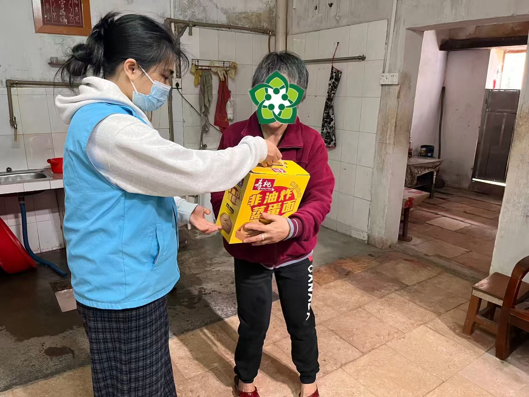 图二：“双百”社工上门慰问困难老人.jpg