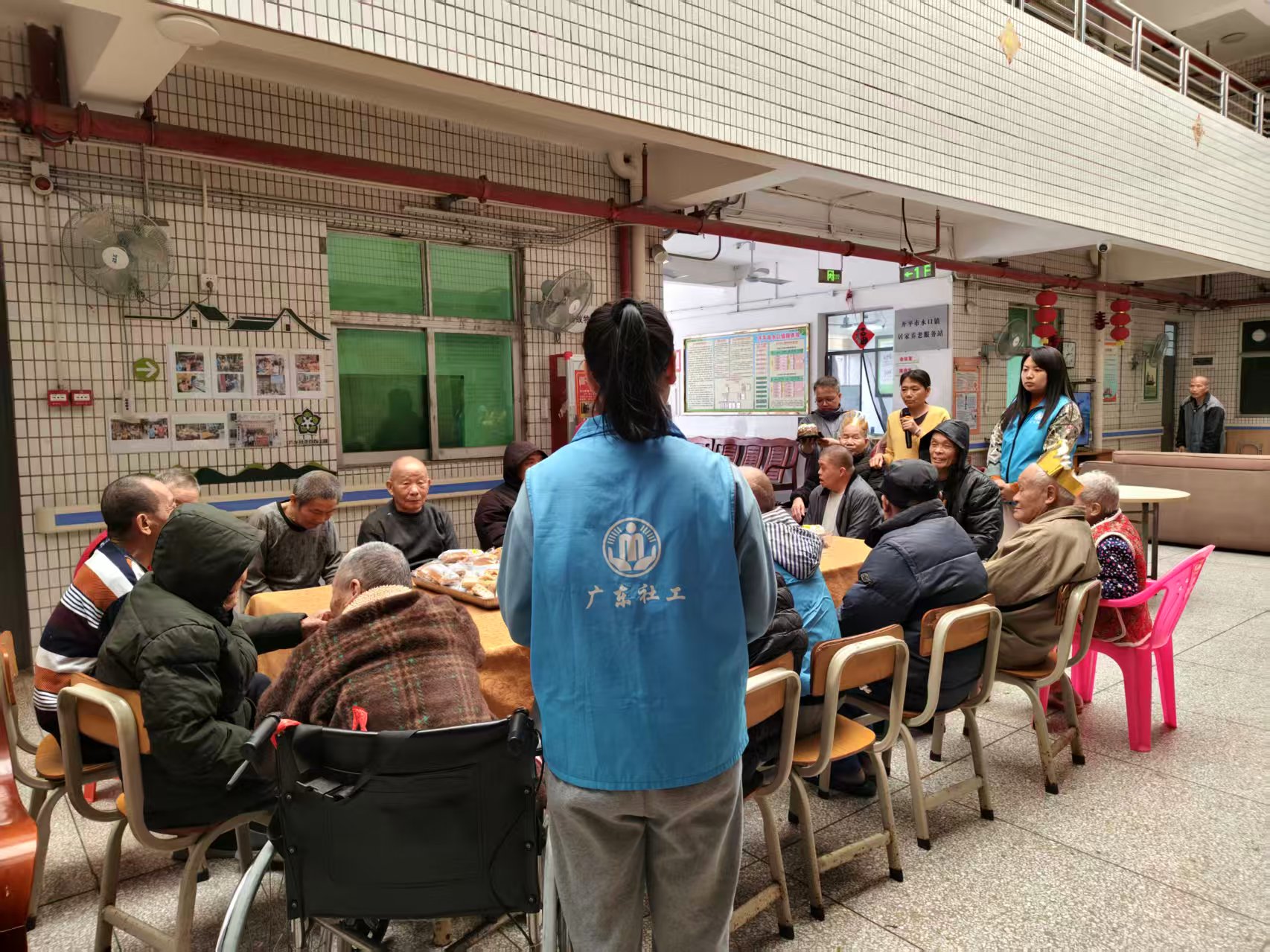 图三：“双百”社工为辖区老年人举办美食分享活动.jpg