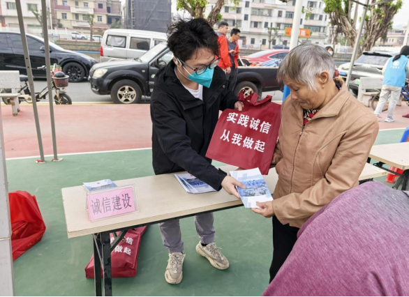开平市龙胜镇人民政府就举办“迎新春送挥春、讲诚信惠民生”文化主题活动的契机开展诚信宣传活动