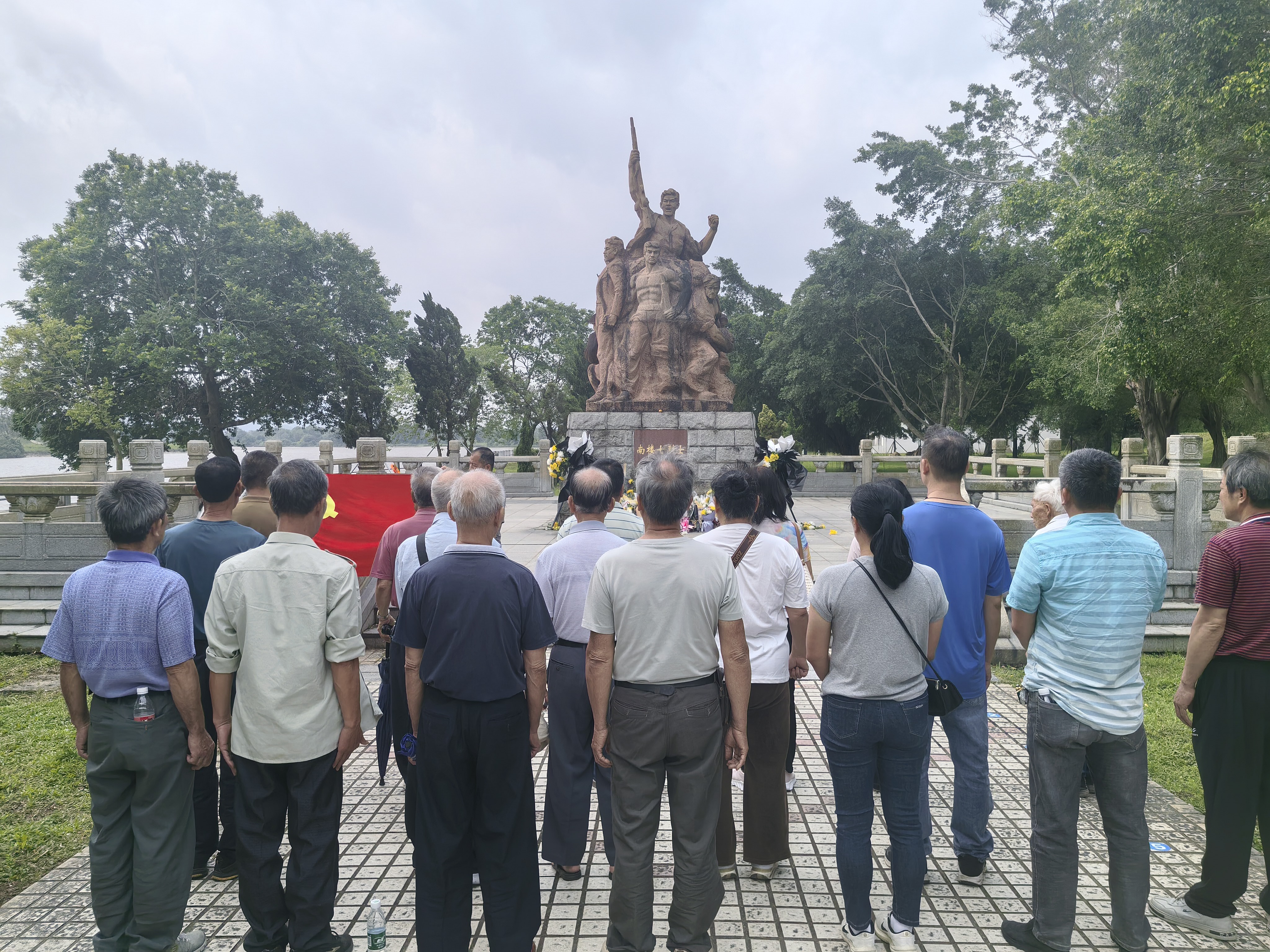 赤坎镇组织清明节前开展缅怀先烈系列活动