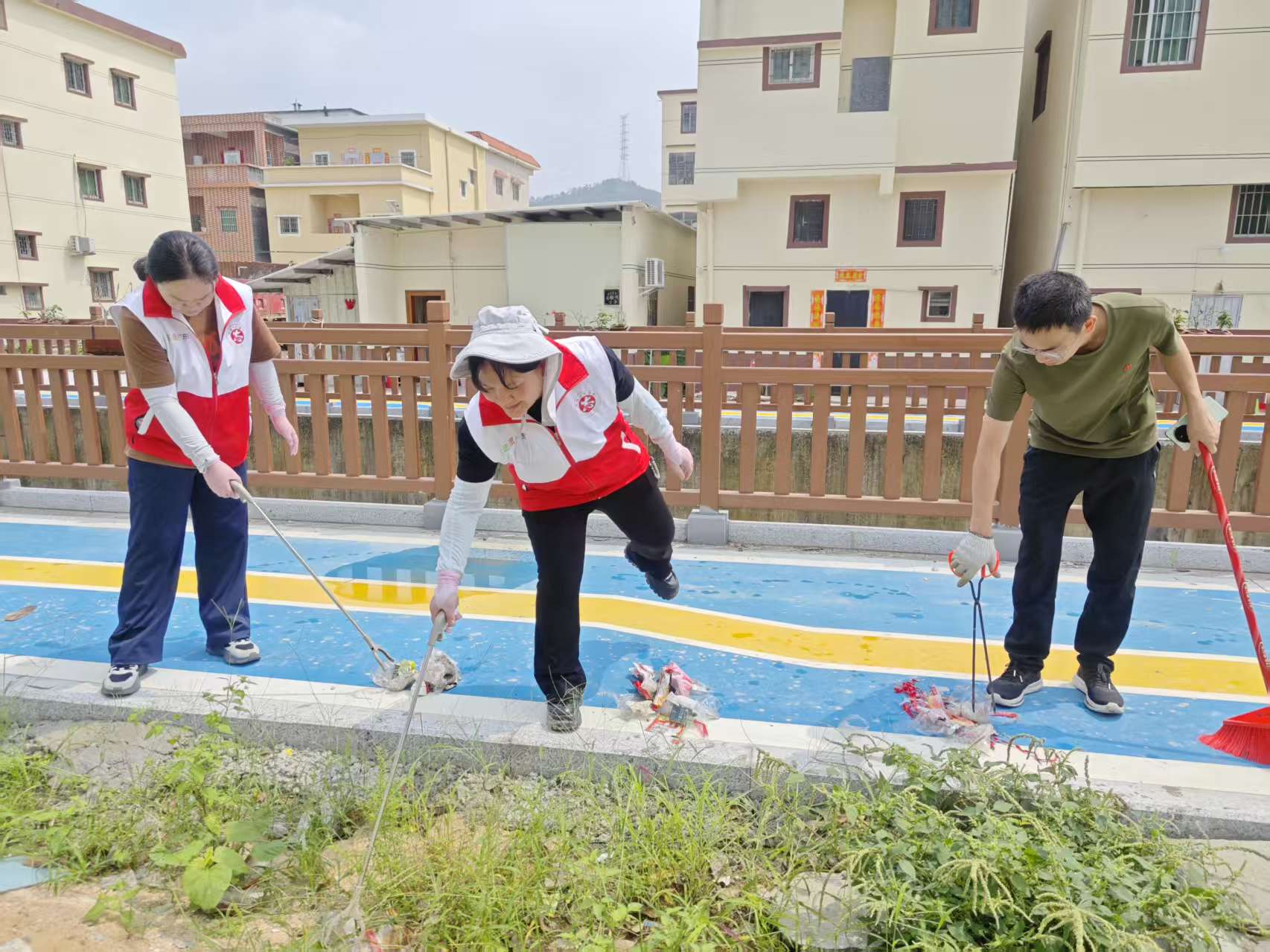 金鸡镇“五边”整治持续升温深化