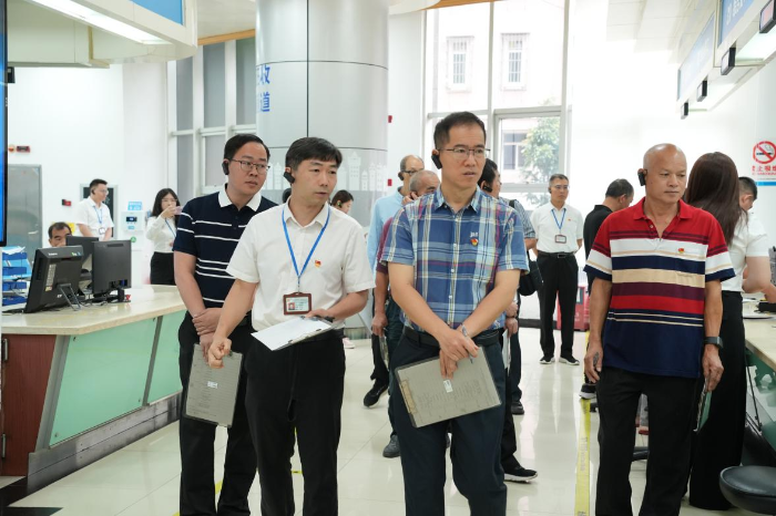 耿洪波以普通党员身份巡查政务大厅