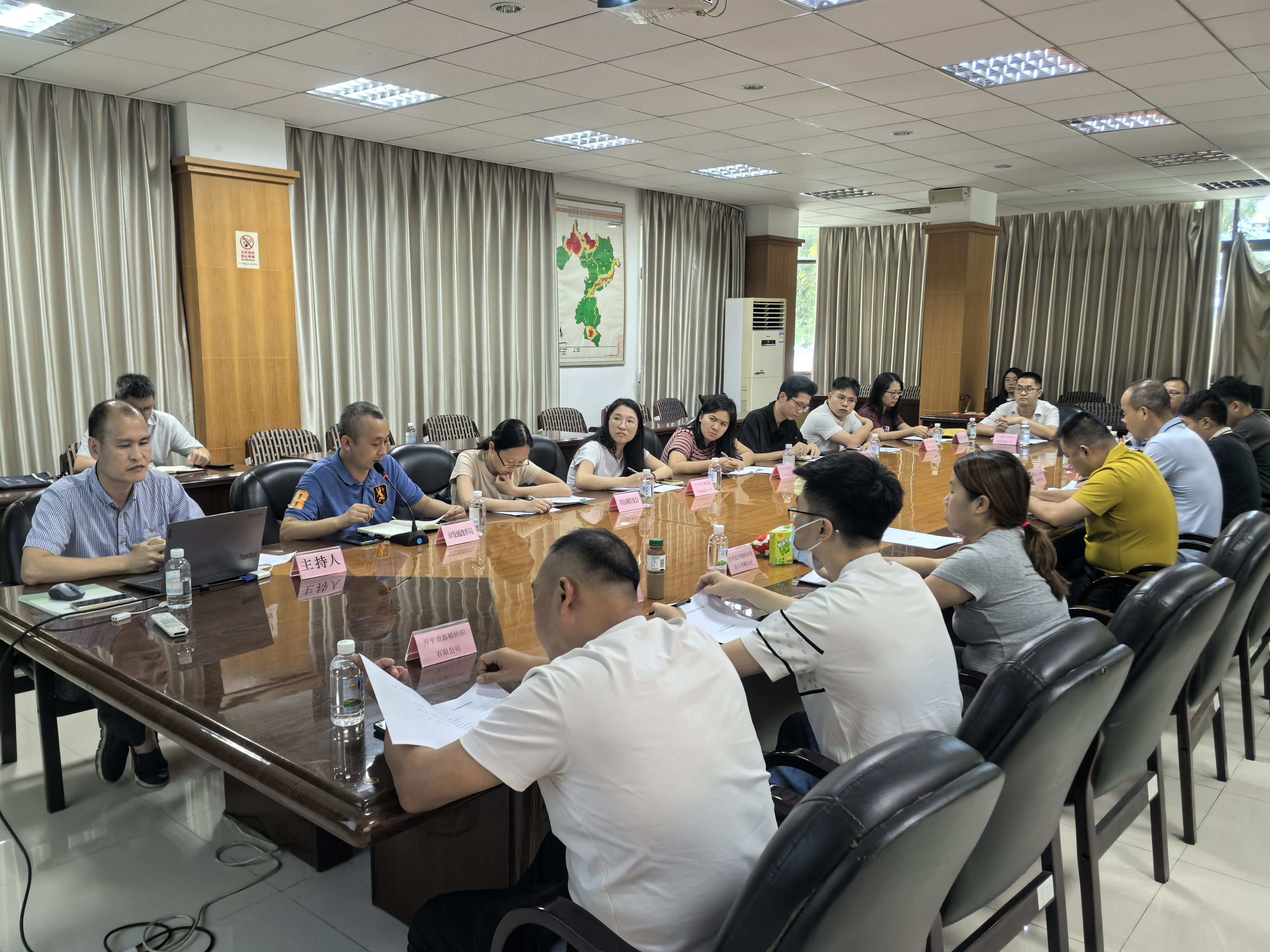 时间：2026年6月30日（下午），地点：开平市发展改革局二楼会议室，人物：开平市发展改革局和相关单位工作人员。事由：开展2026年节能监察培训工作。摄影者：陈佩君。图2.jpg