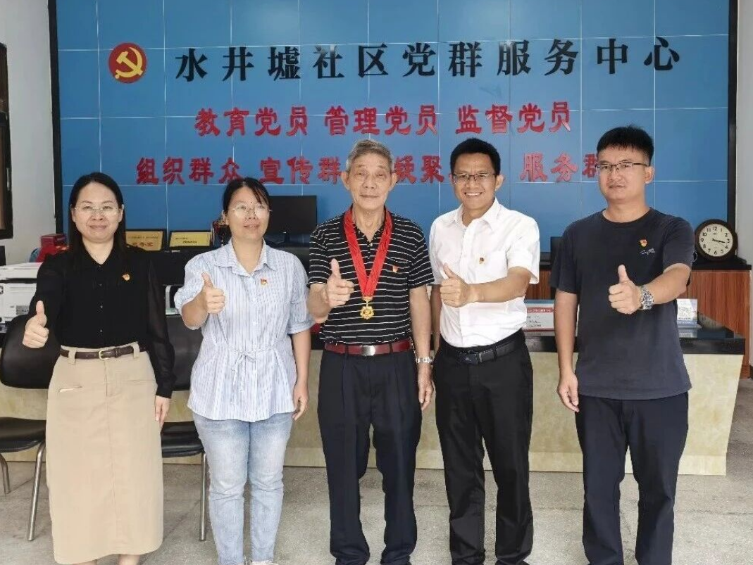 月山镇开展“七一”走访慰问，暖心关怀党员传递温情