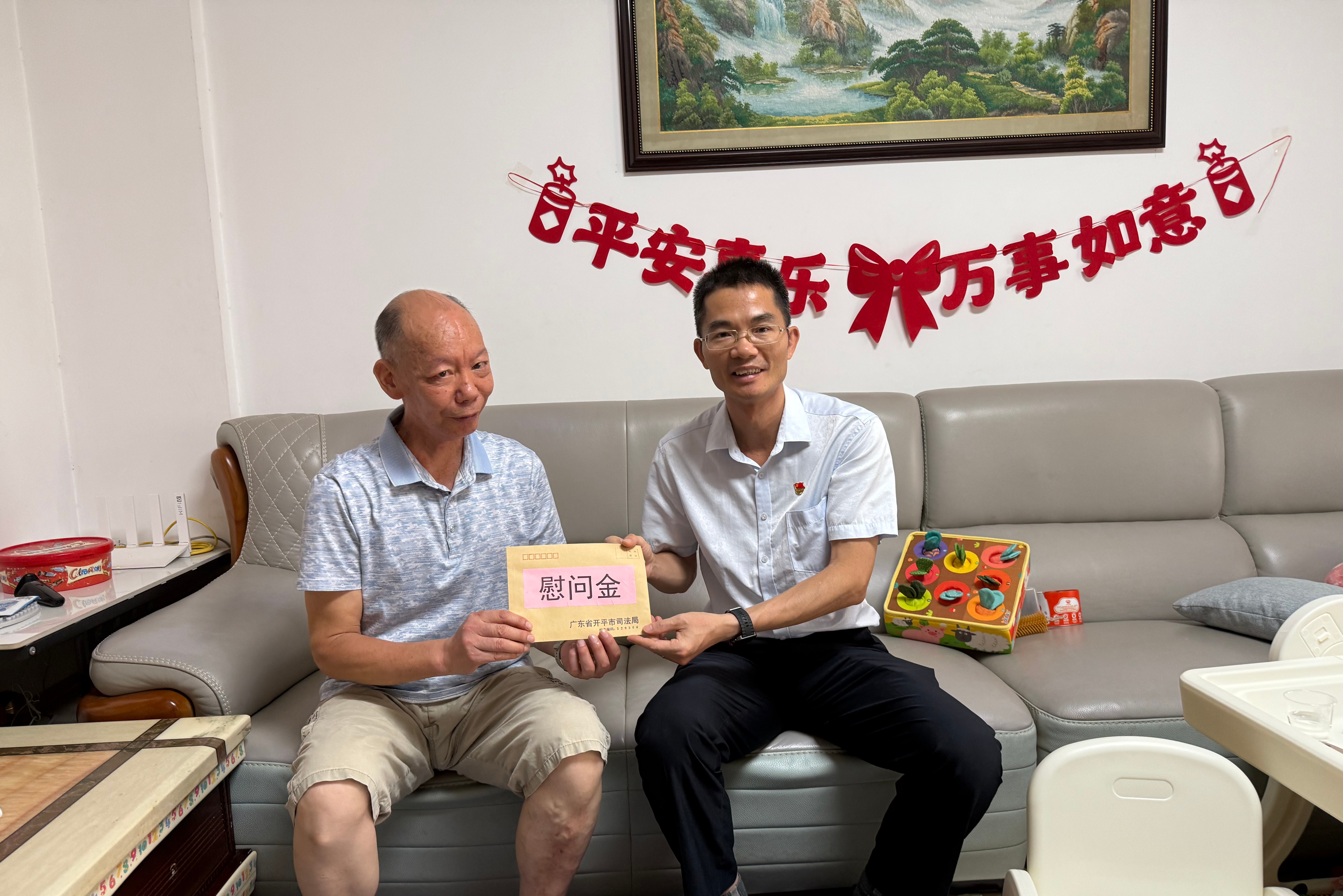 谭国壮-七一走访慰问 (2)_副本(2).jpg