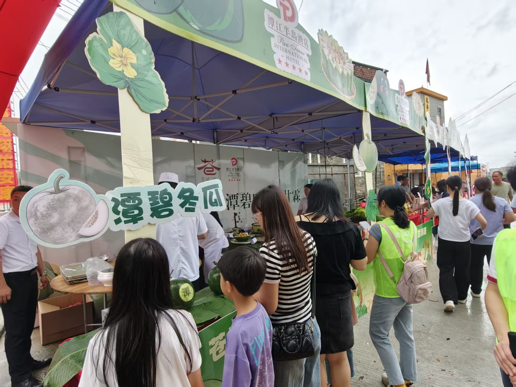 “逛龙舟美食集圩”主题消费集市上，潭碧冬瓜创意菜式展卖点格外吸睛，人流络绎不绝.jpg