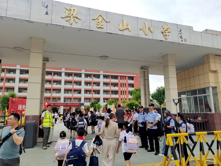 开学护学岗上线！筑牢平安校园“防护网”