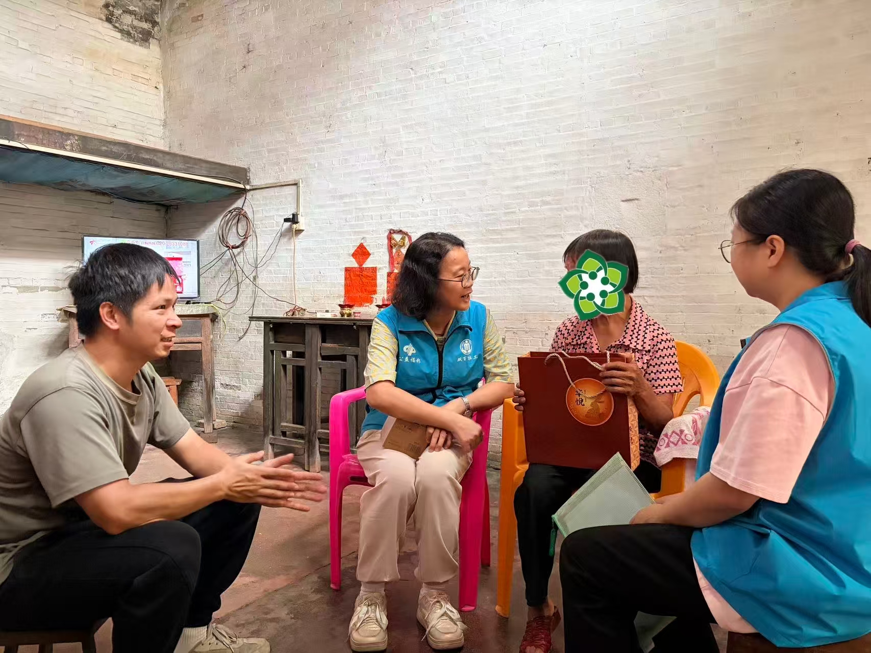 图三：“双百”社工联动村委民政干部上门开展节日慰问.jpg