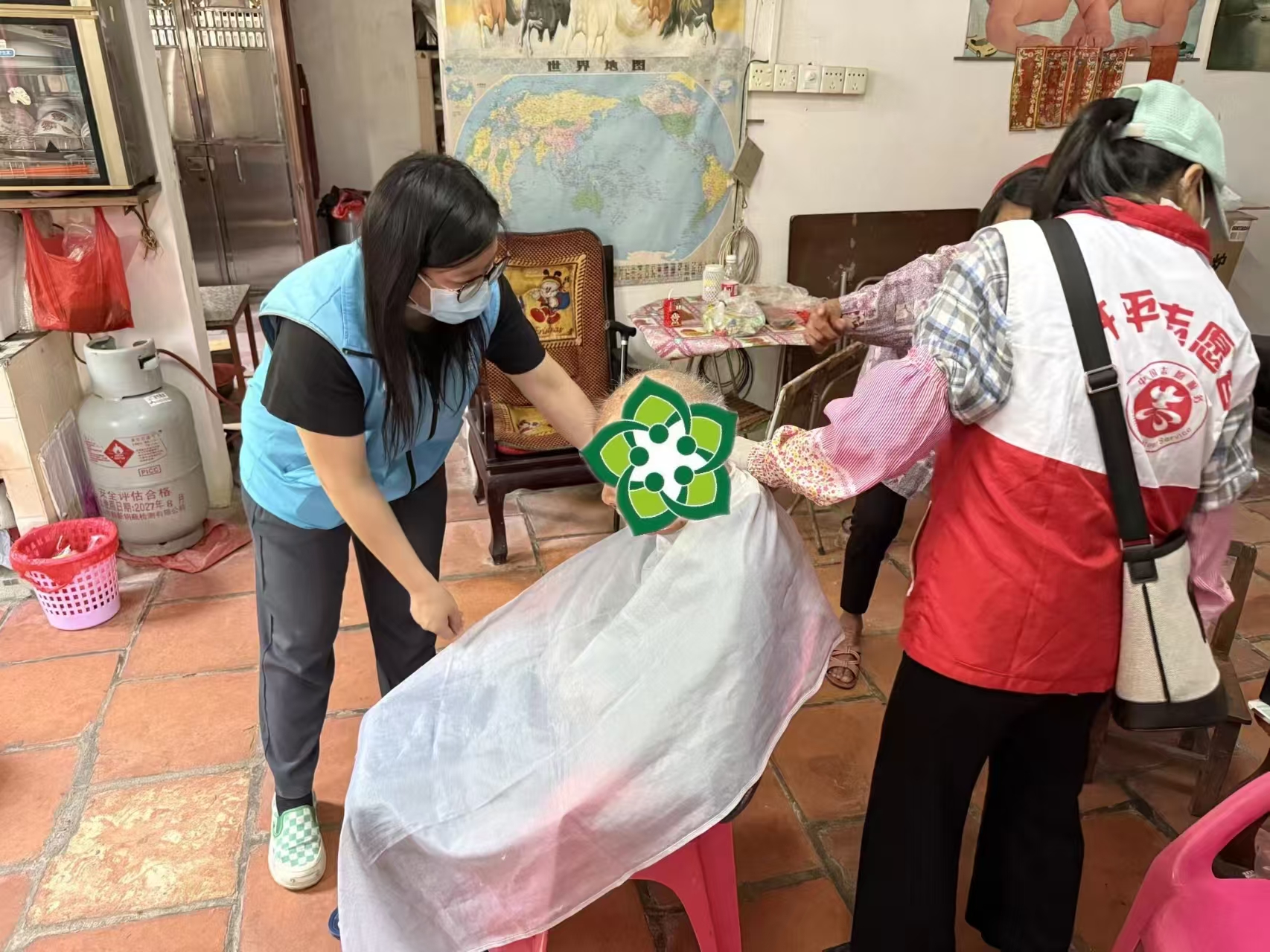 图四：双百”社工与志愿者为行动不便的困难老人上门义剪.jpg