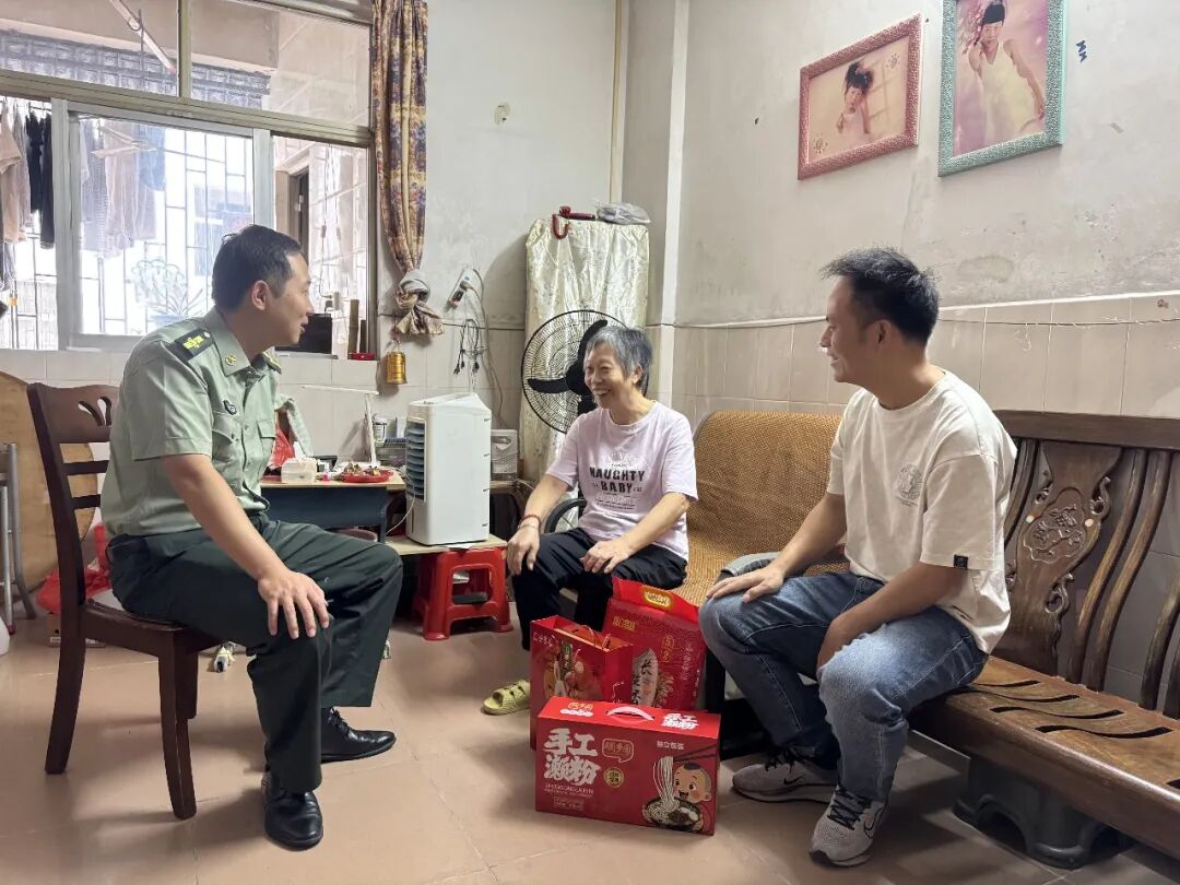 双节慰问暖人心 尊崇荣光显担当——龙胜镇开展中秋国庆节前走访慰问烈属、退役军人活动