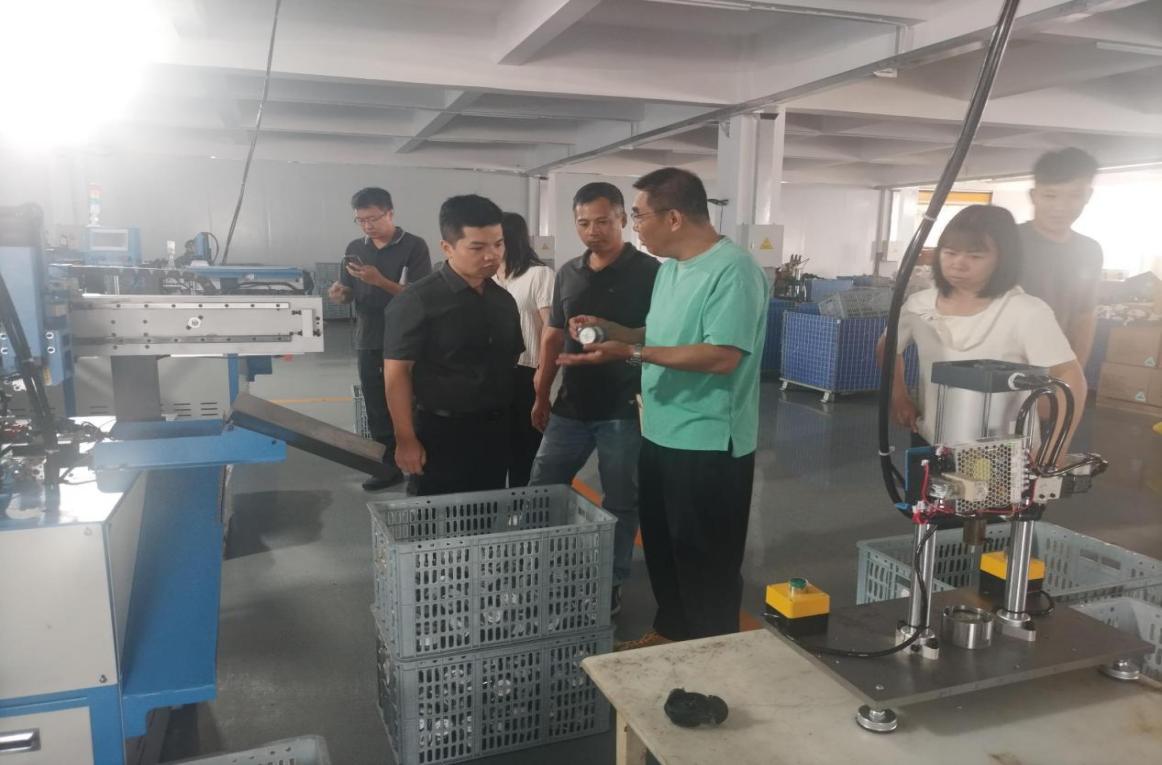 市统计局联合市科工商务局到龙胜镇开展准四上企业“小升规”调研