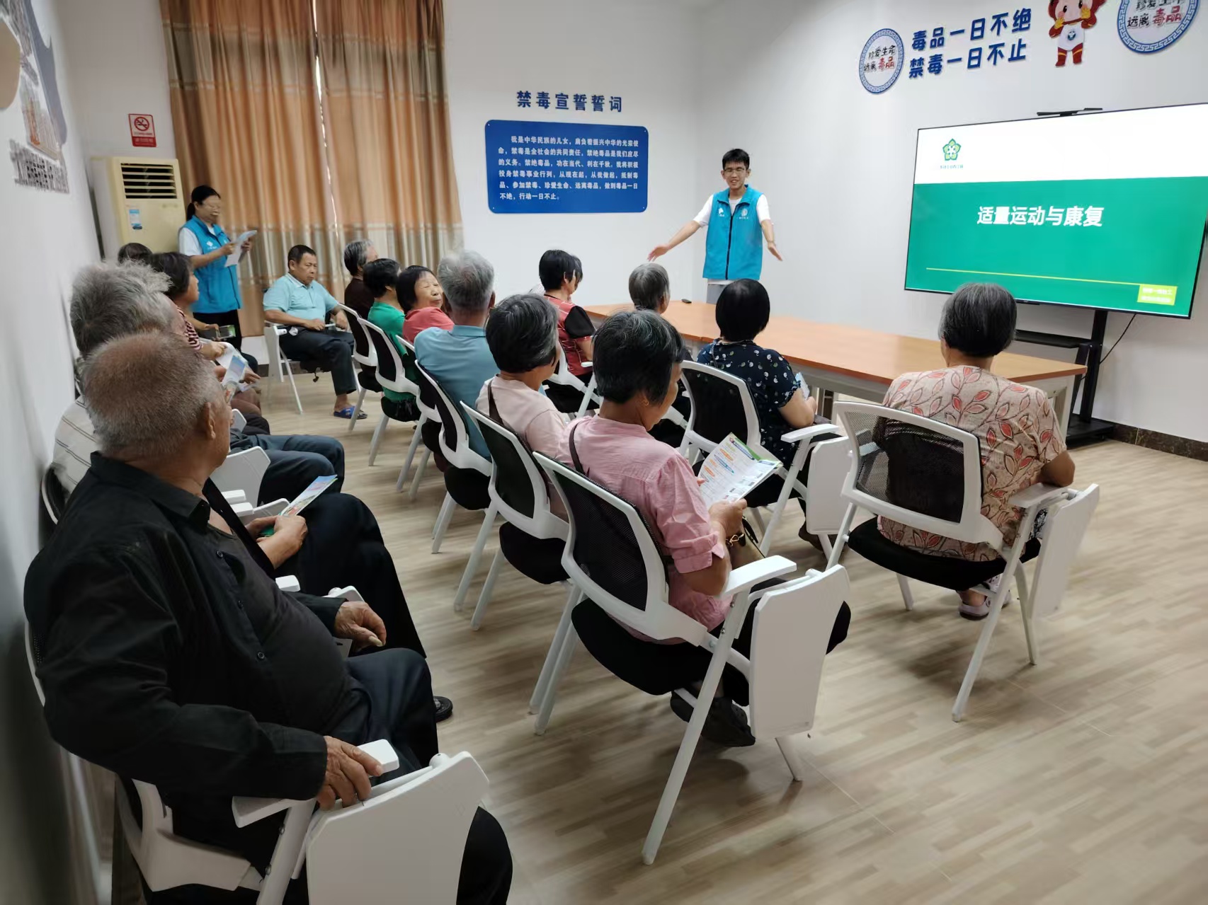 1图三：各社工站（点）为辖区老人举办便民服务和健康活动(4).jpg