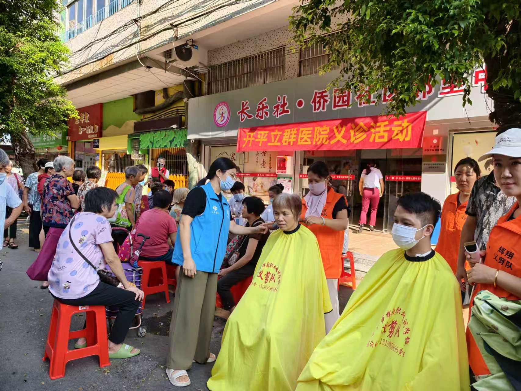2图三：各社工站（点）为辖区老人举办便民服务和健康活动(2).jpg