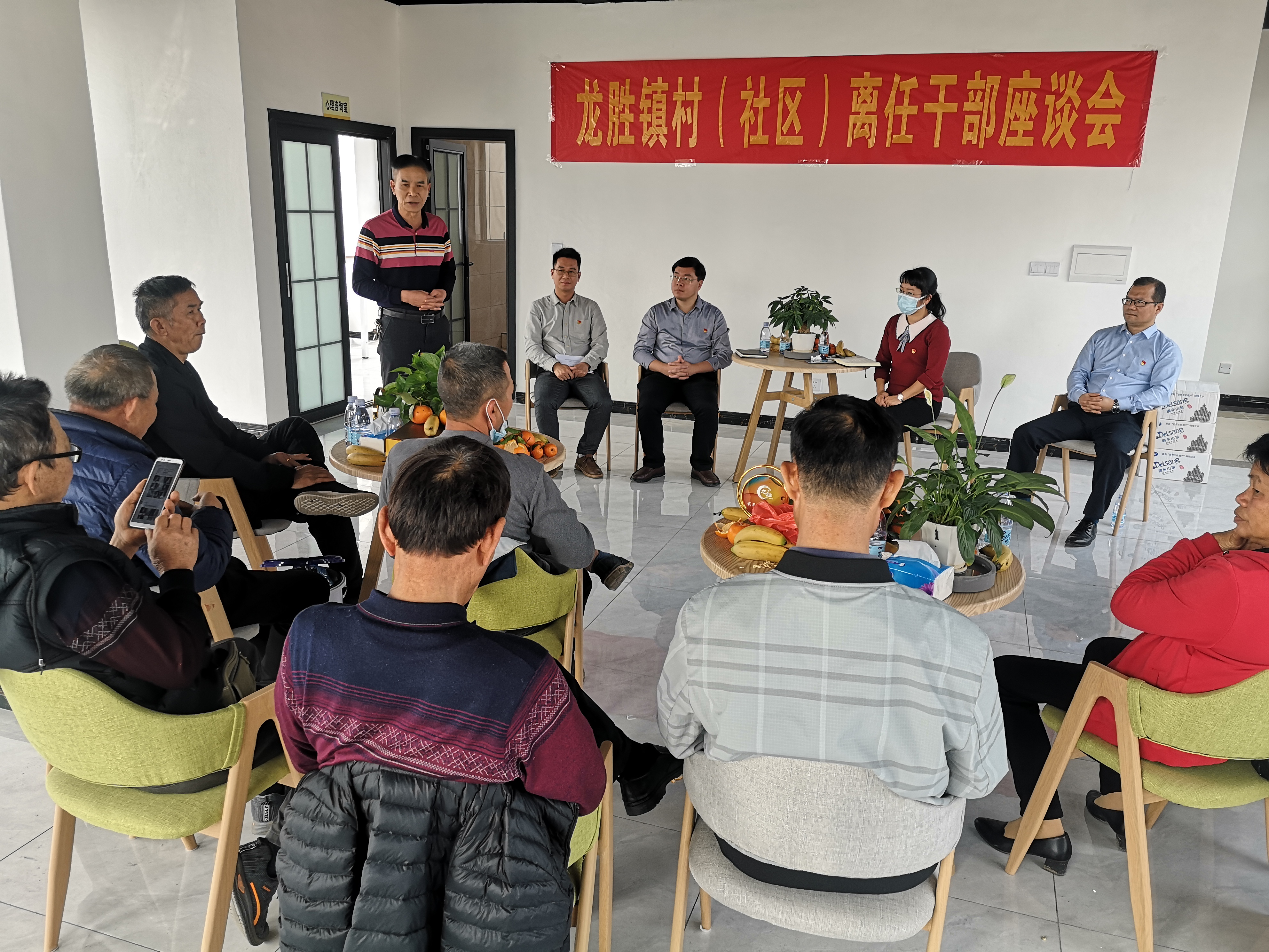 6离任干部们一起畅谈任期内的工作心得和经验.jpg