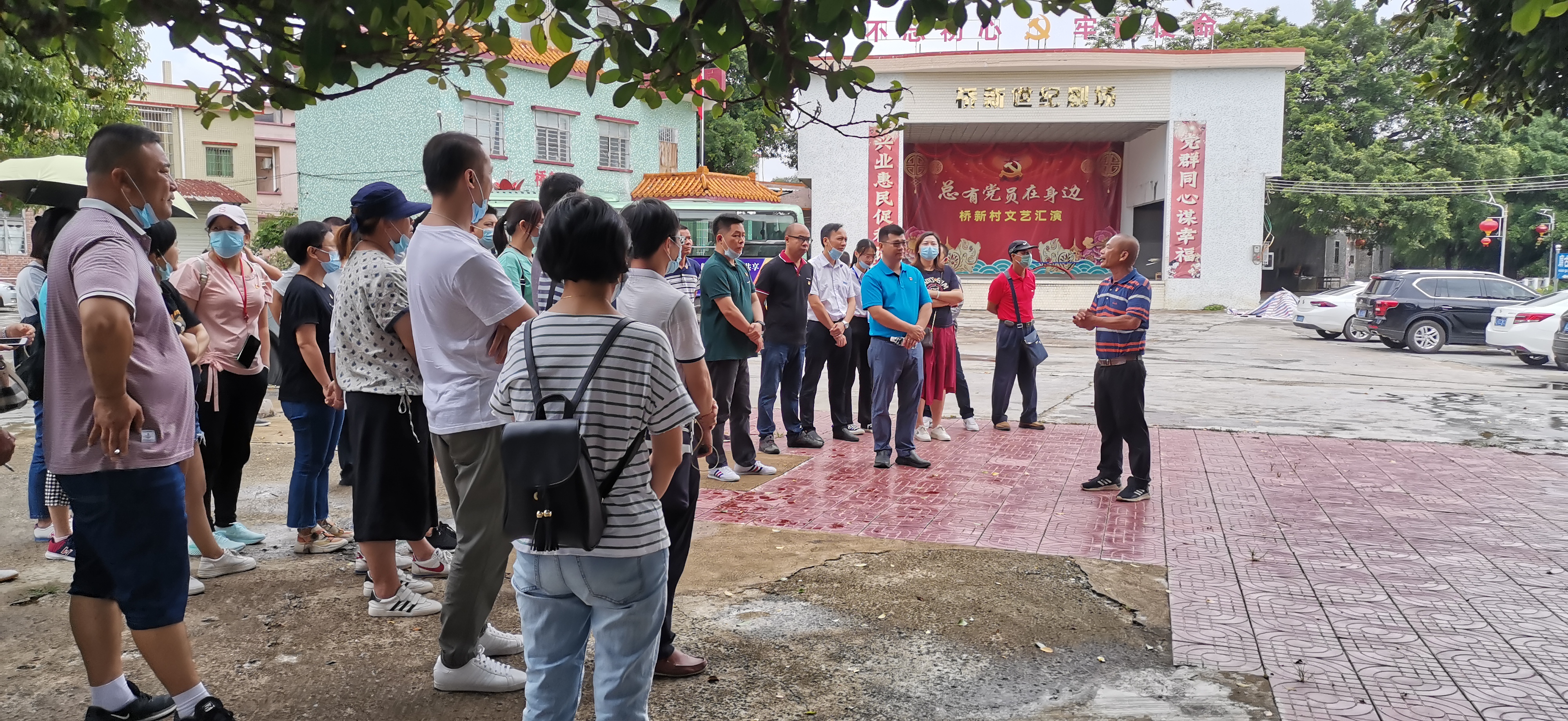 2张健国在为游客作讲解.jpg