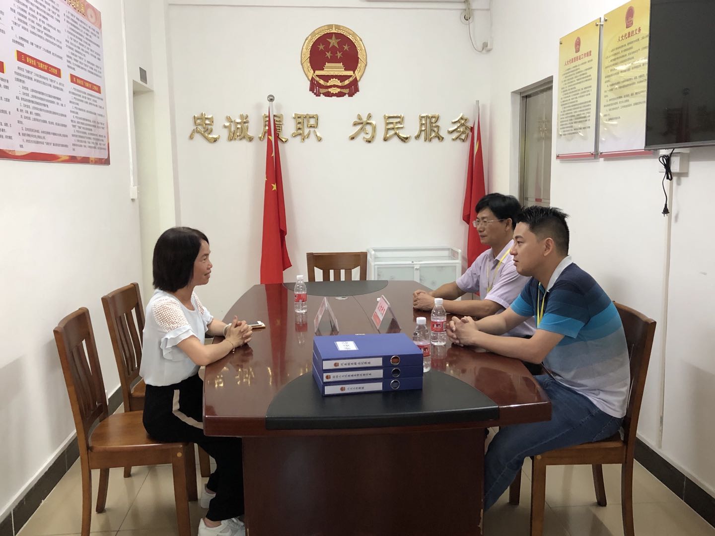 人大代表在新安联络站接待群众.jpg
