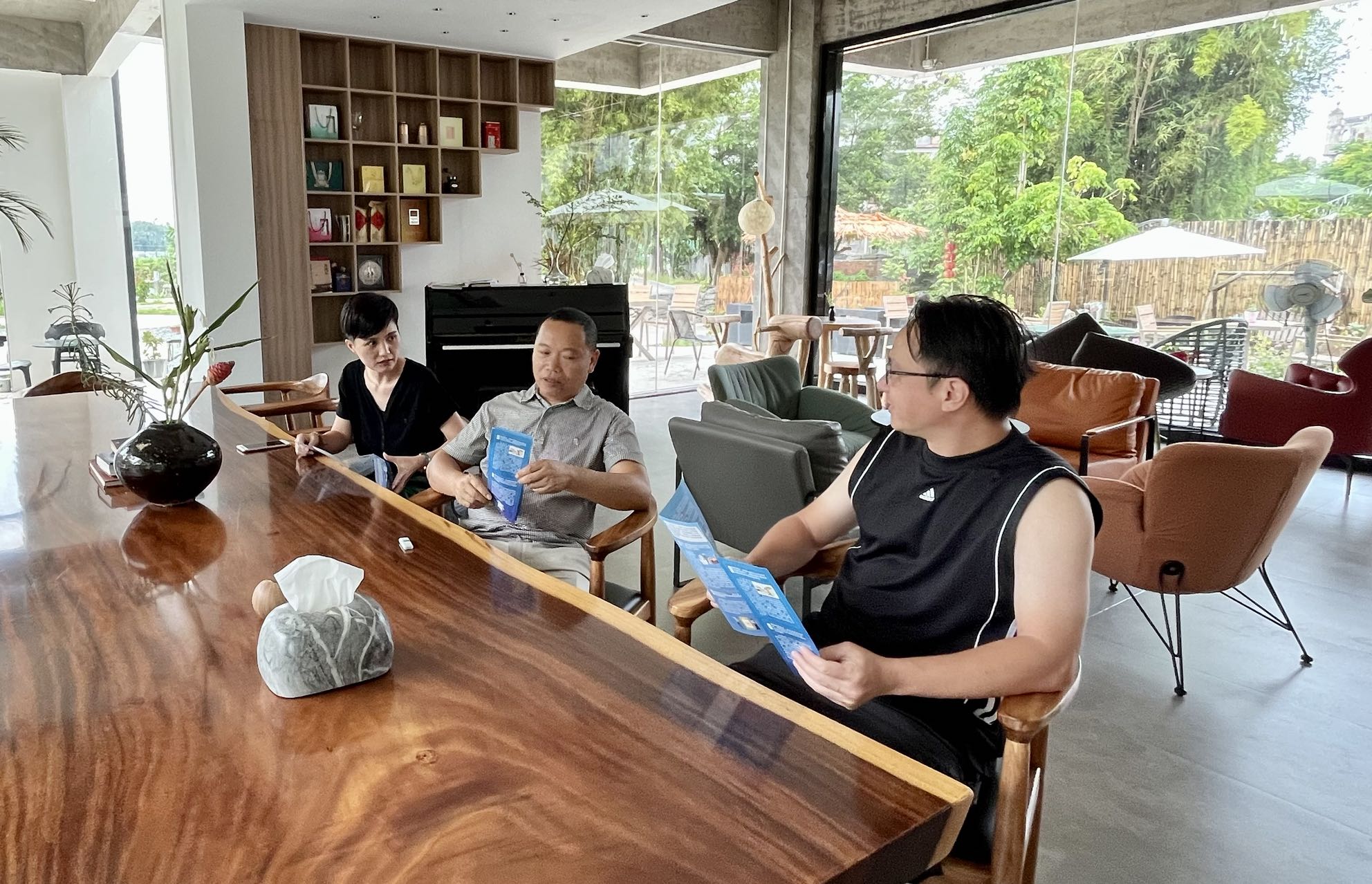 “学法用法示范户”方健俊（强亚村返乡创业民宿经营者），向游客宣传法治知识.jpg