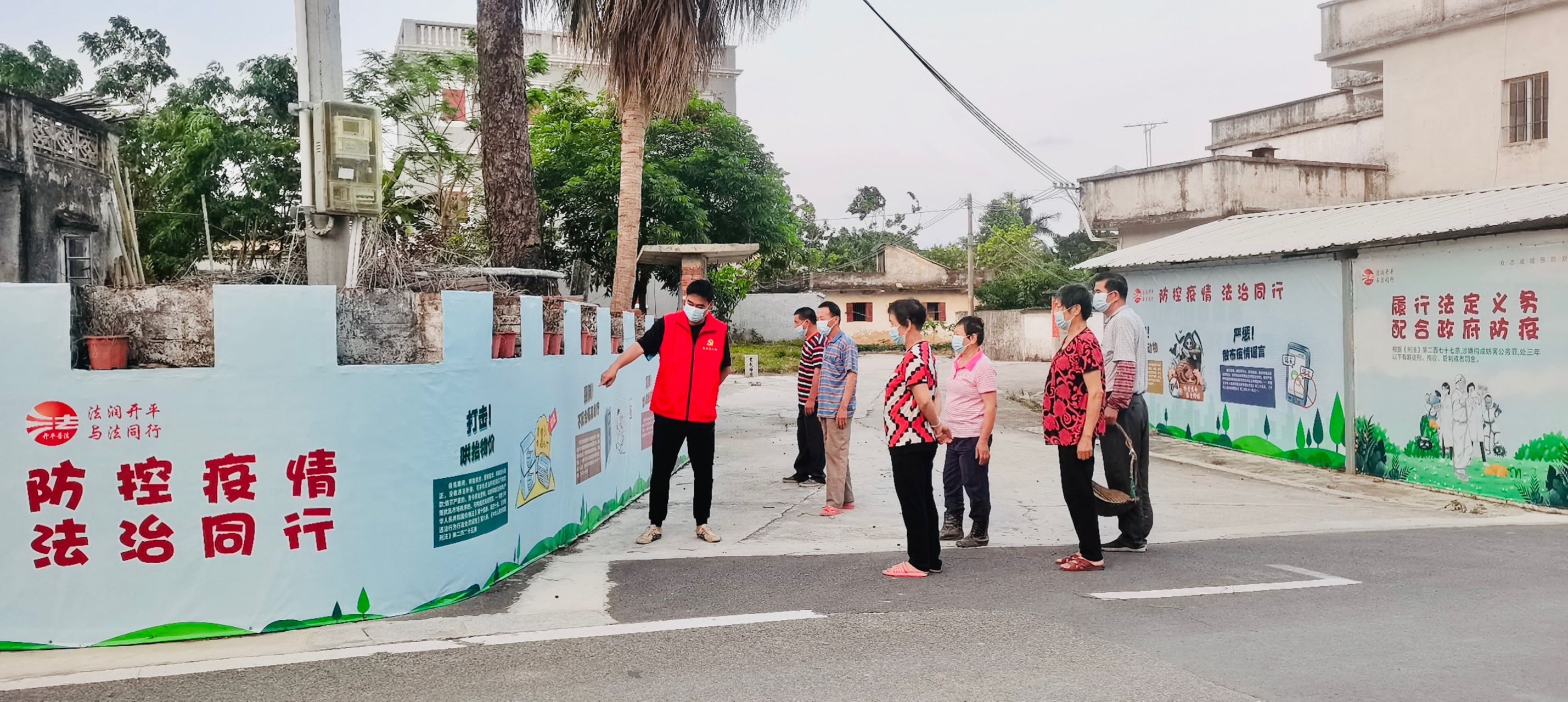 强亚村“法律明白人”何光辉向村民普及宣传依法防控疫情的知识.jpg