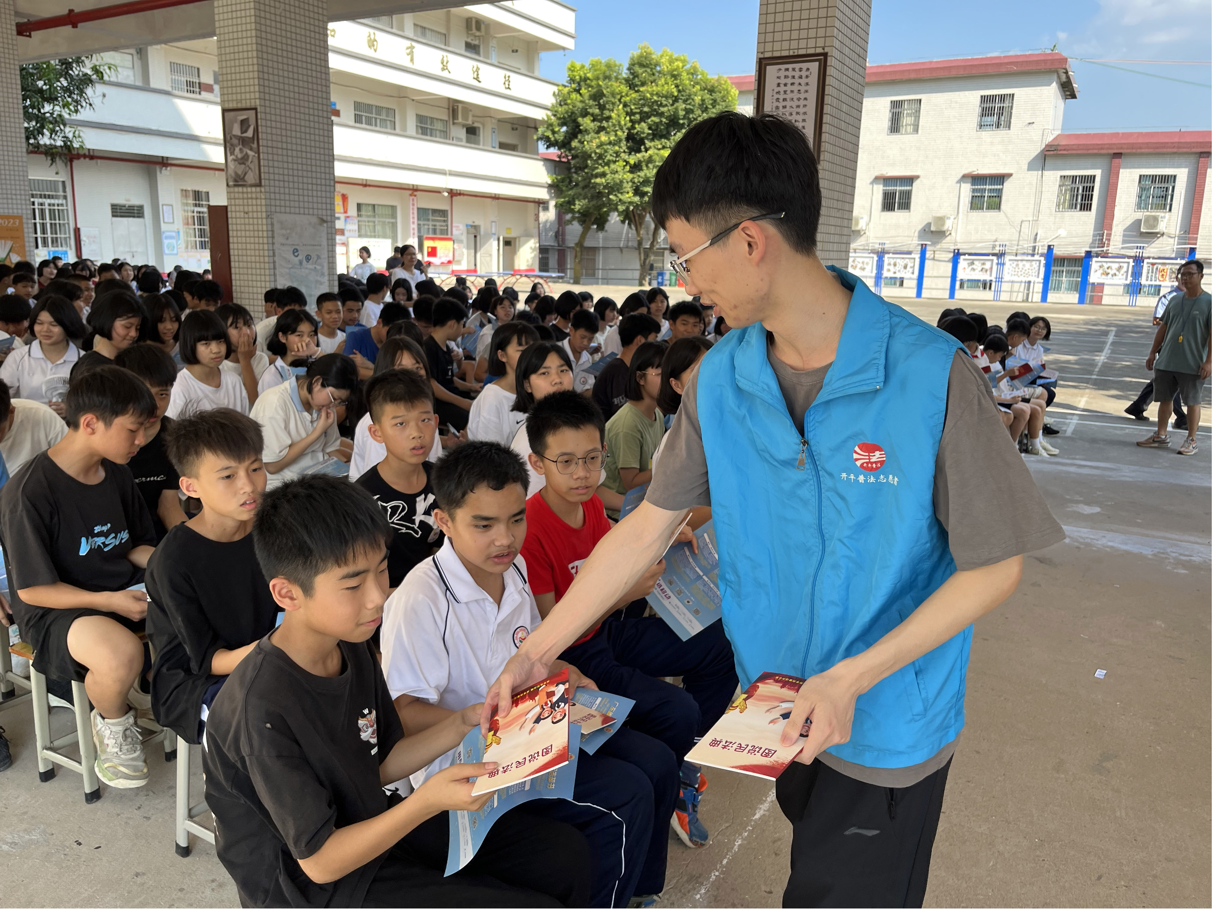 5月30日下午，在六一儿童节到来之际，大沙司法所、大沙派出所走进大沙中学，开展“守护少年的你、《民法典》进校园暨未成年人保护法普法知识宣讲进校园活动。.jpg