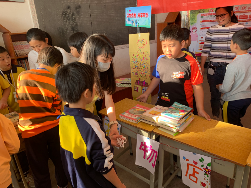 “以物换物，共享欢乐”跳蚤市场摊位.jpg