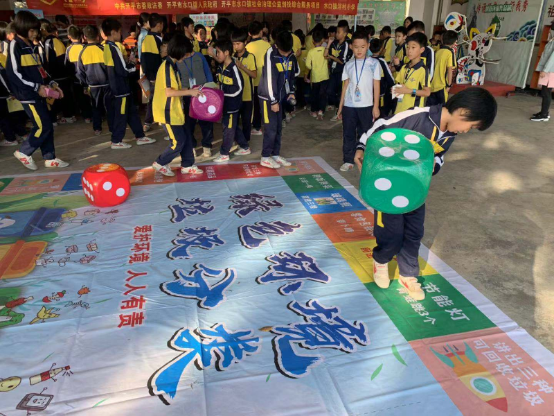 “环保大冲关”趣味跳跳棋游戏摊位.jpg