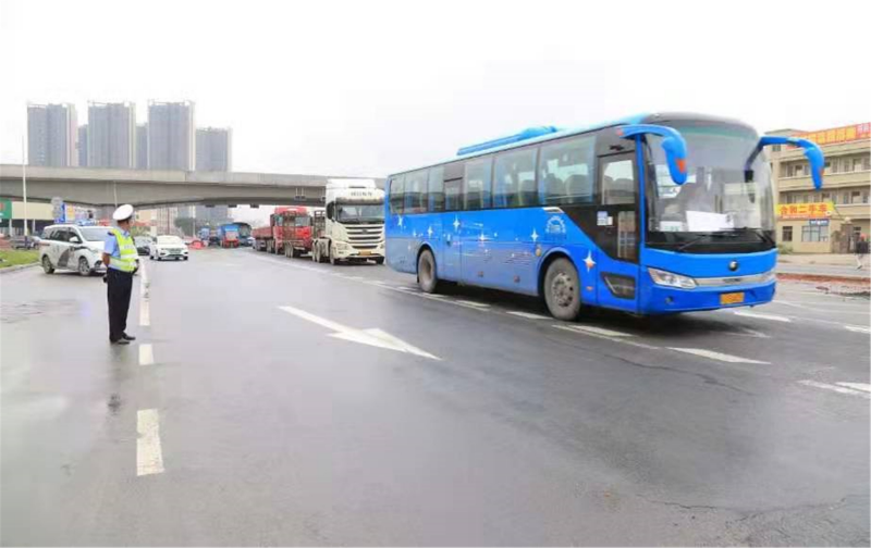 道路交通路口交通情况.jpg