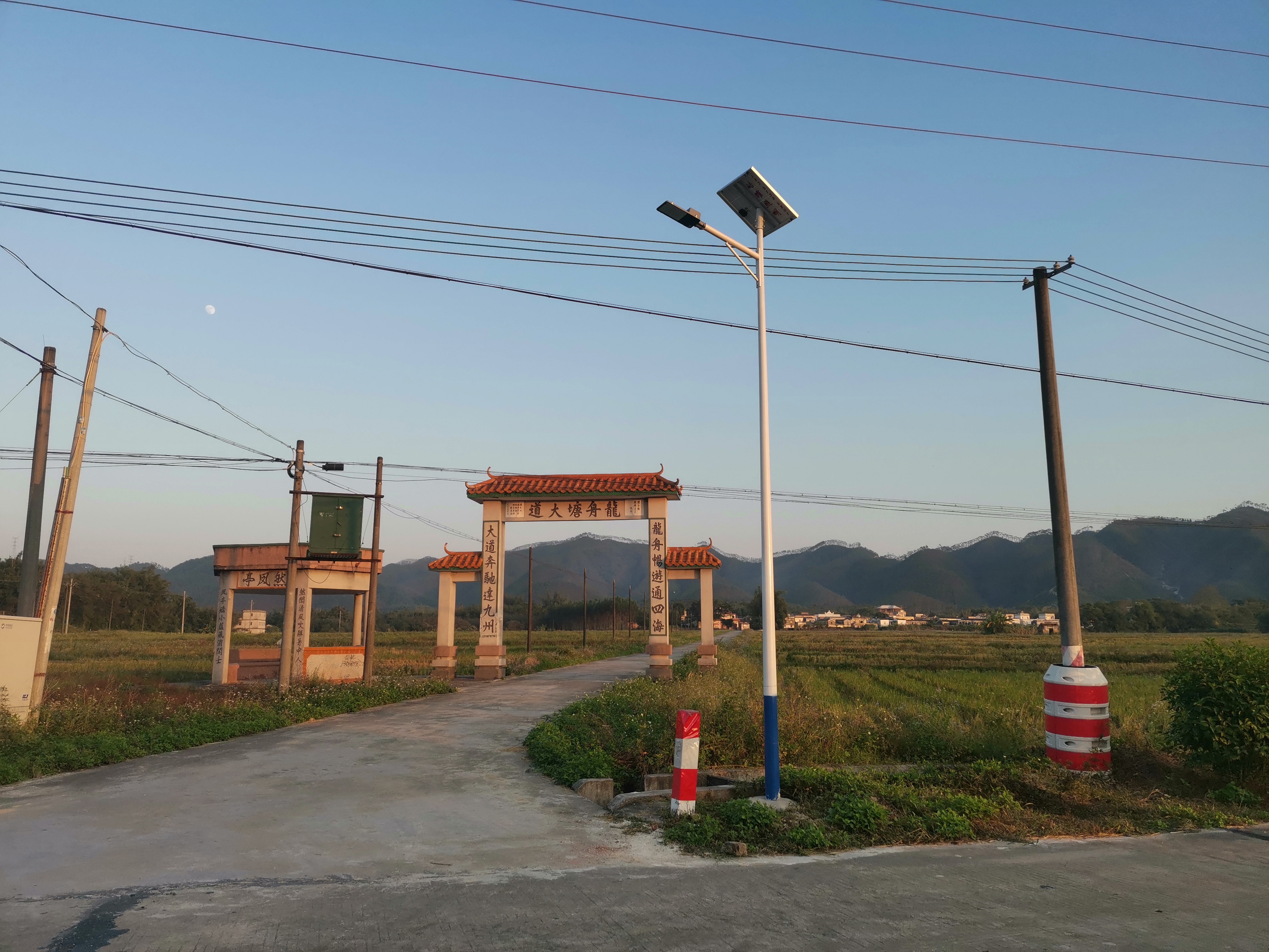 南联村委会各个村小组路口已安装路灯.jpg