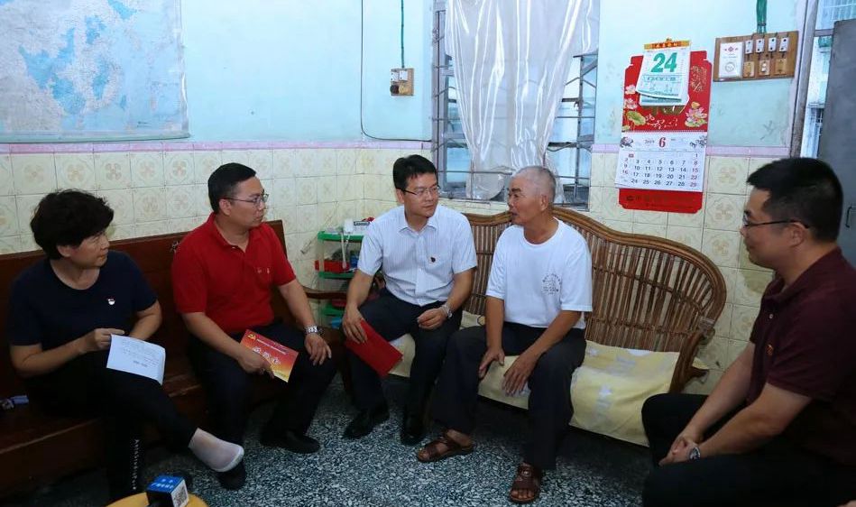 图片一市领导慰问优秀党员.jpg