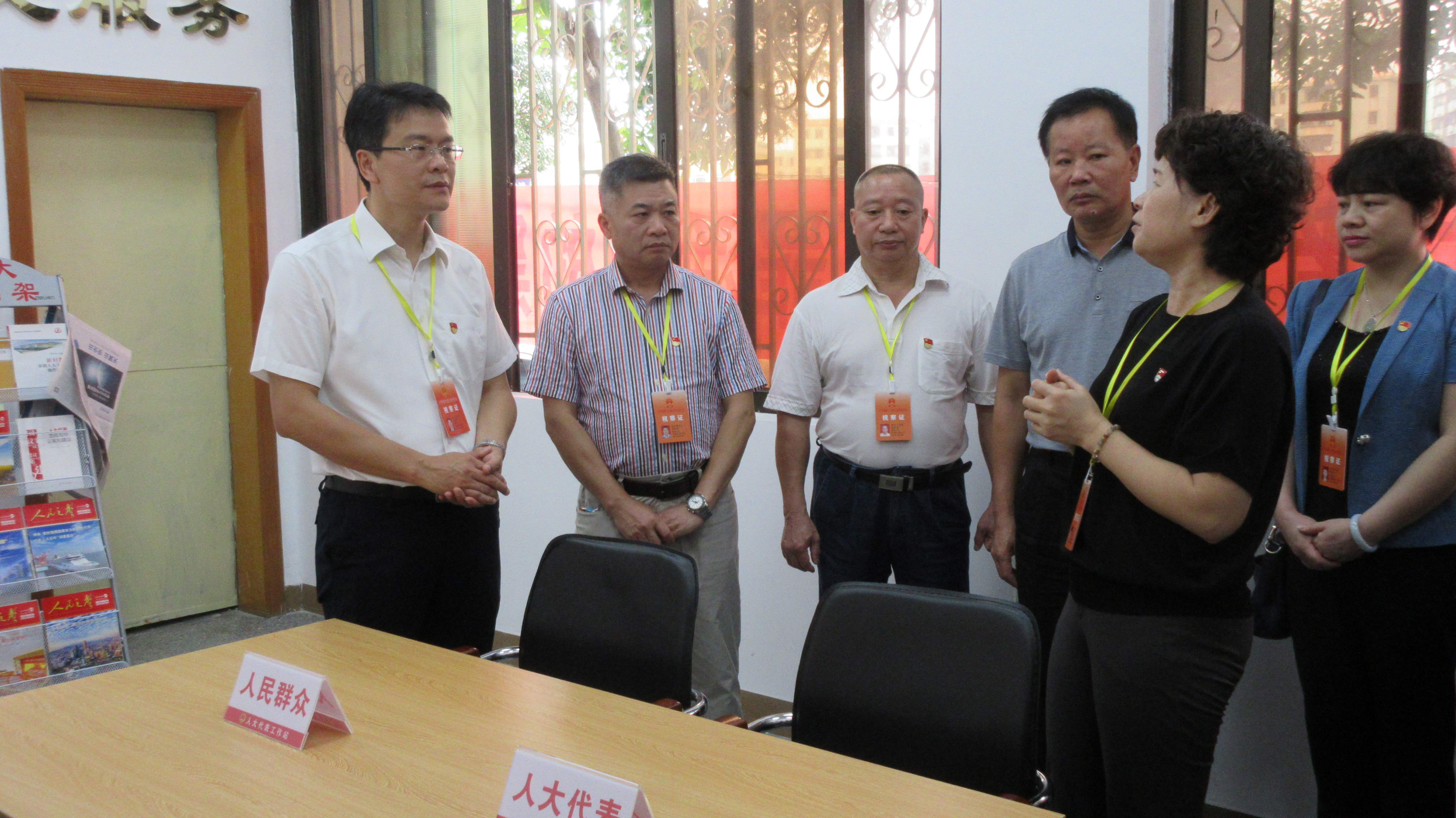 人大代表视察社区人大代表工作站建设情况.JPG