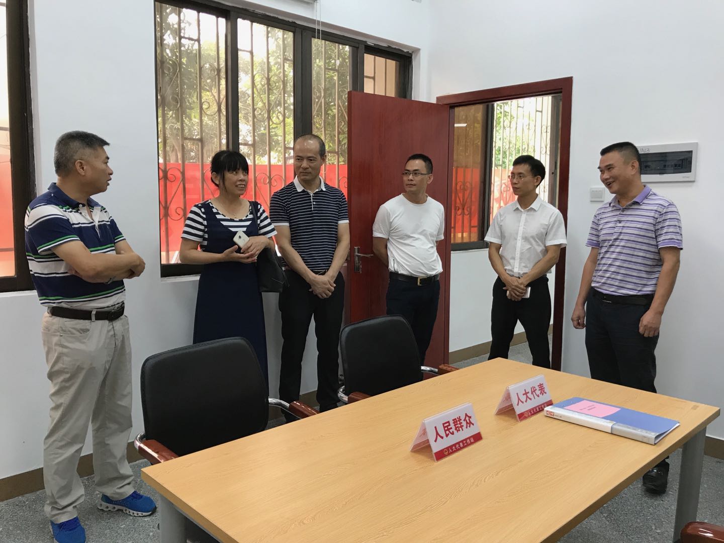 阳西县人大察看长沙街道幕沙社区人大代表工作站.jpg