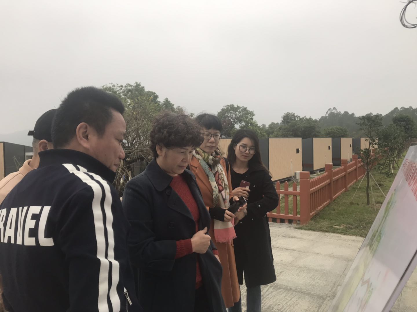 温伟荣镇长向调研组汇报大沙实施乡村振兴战略工作情况.jpg