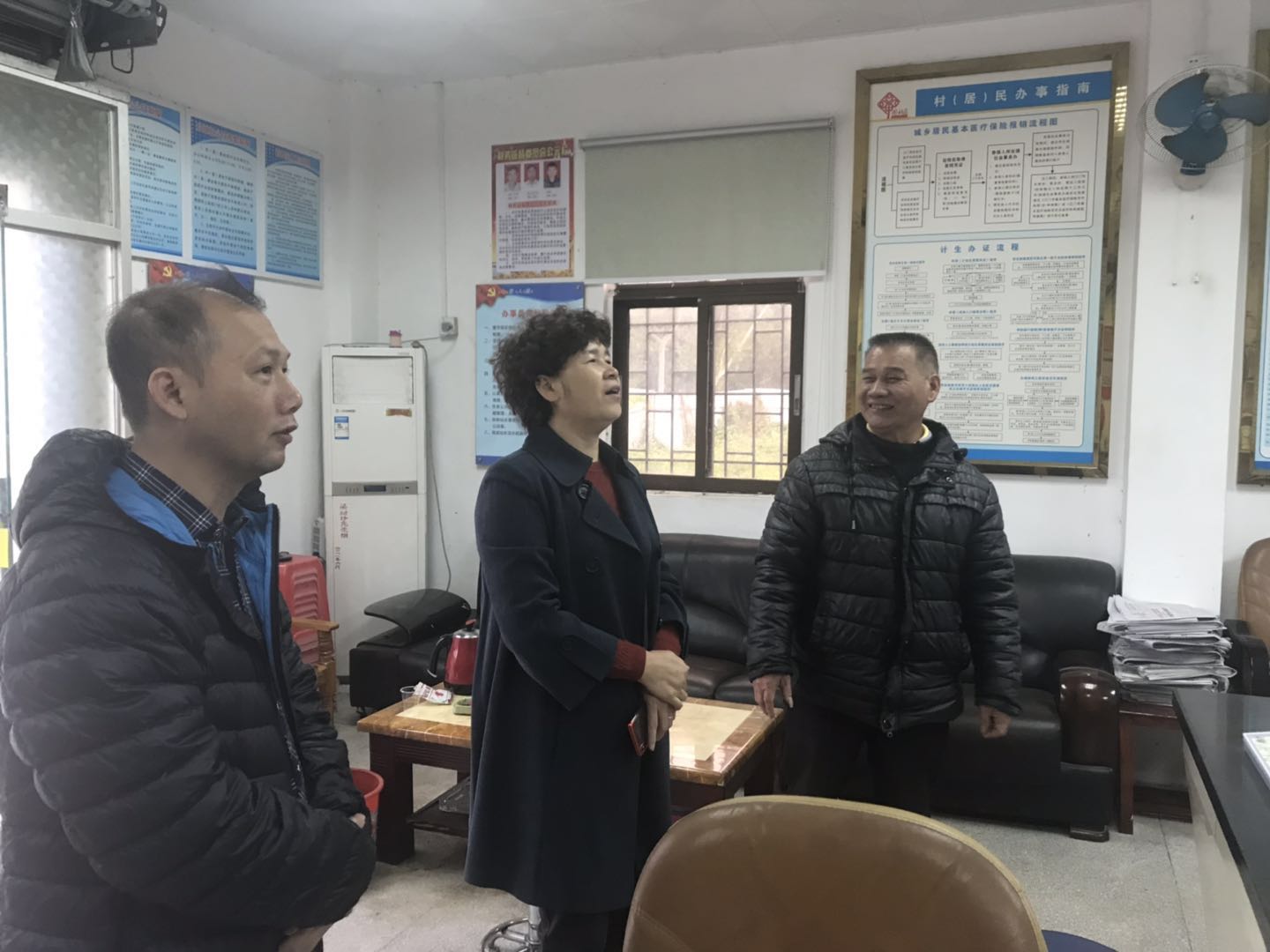 调研组现场察看夹水人大代表工作站.jpg