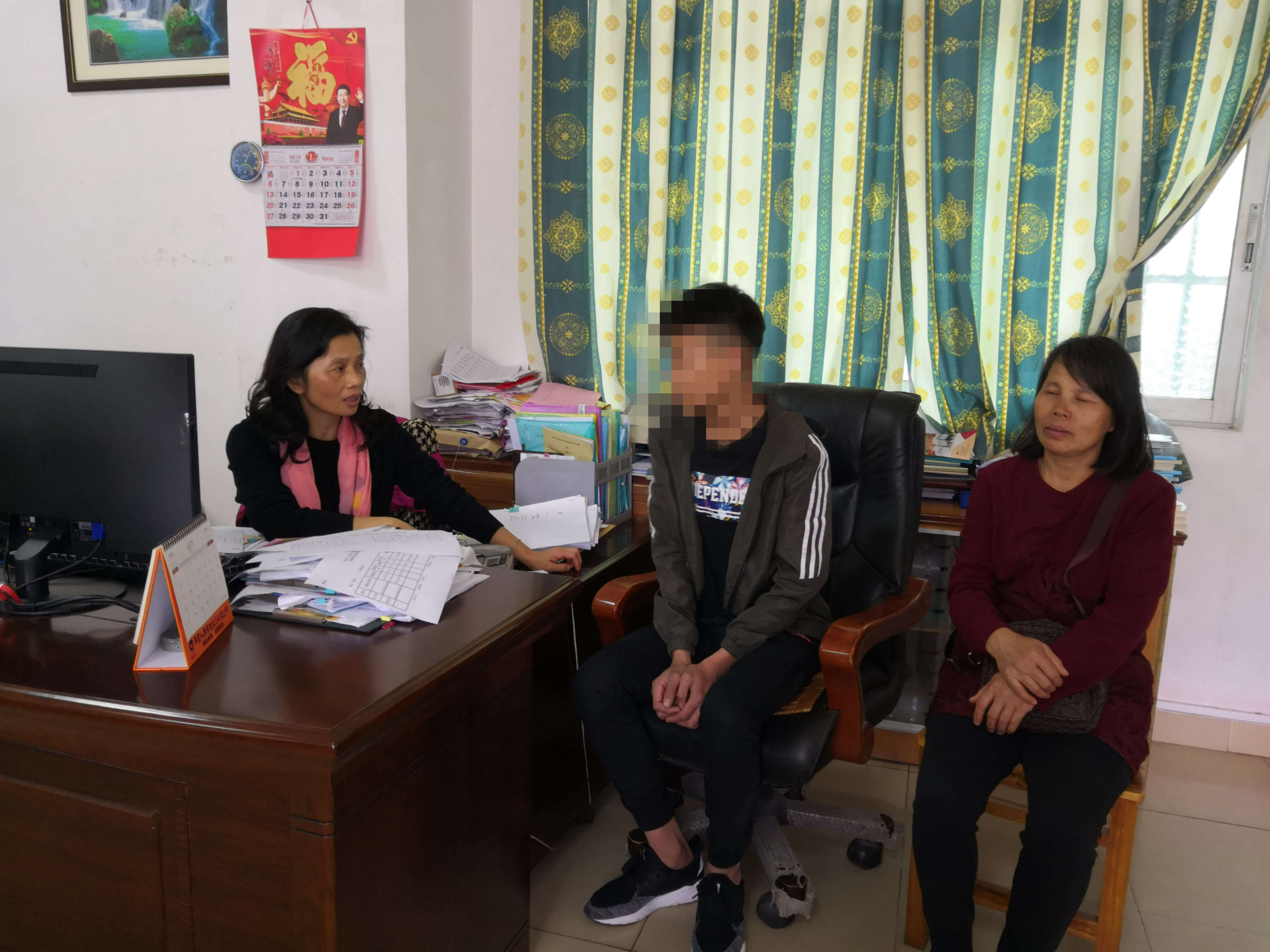 与困境儿童谭志权谈心_副本.jpg