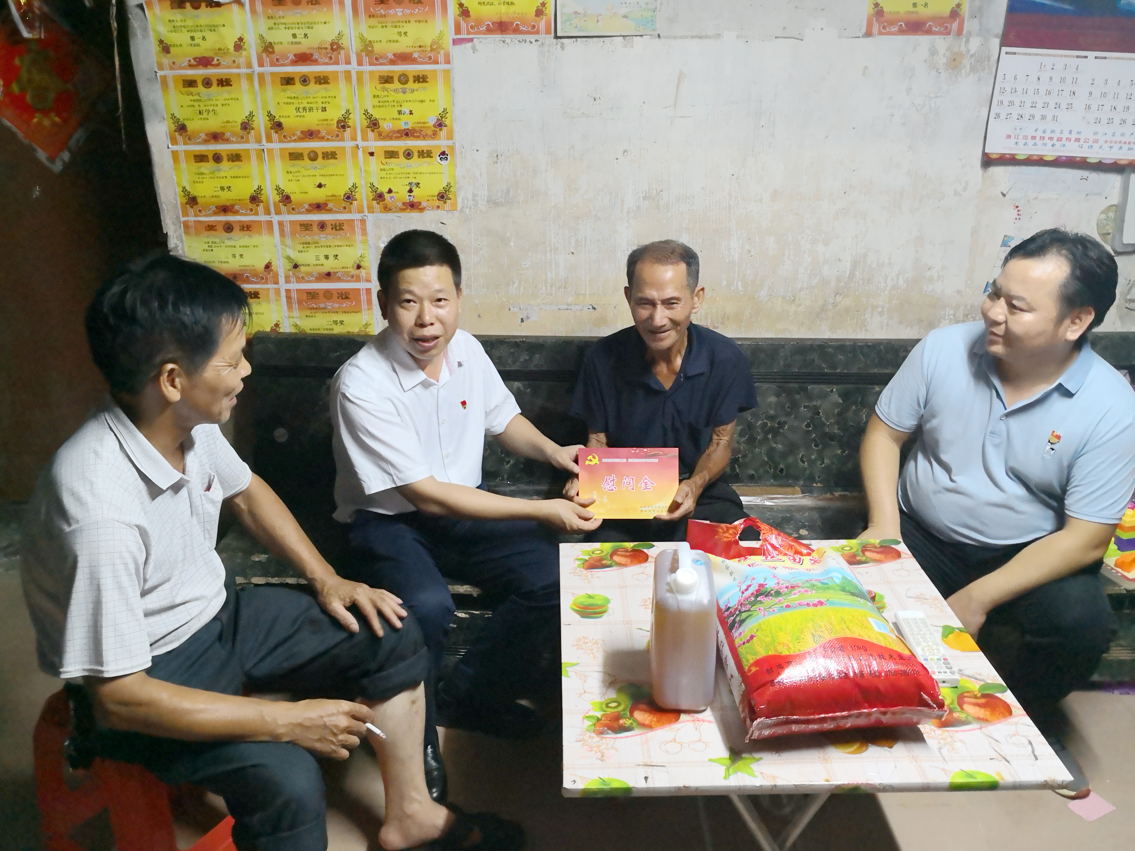 何光骏副市长慰问党员.jpg