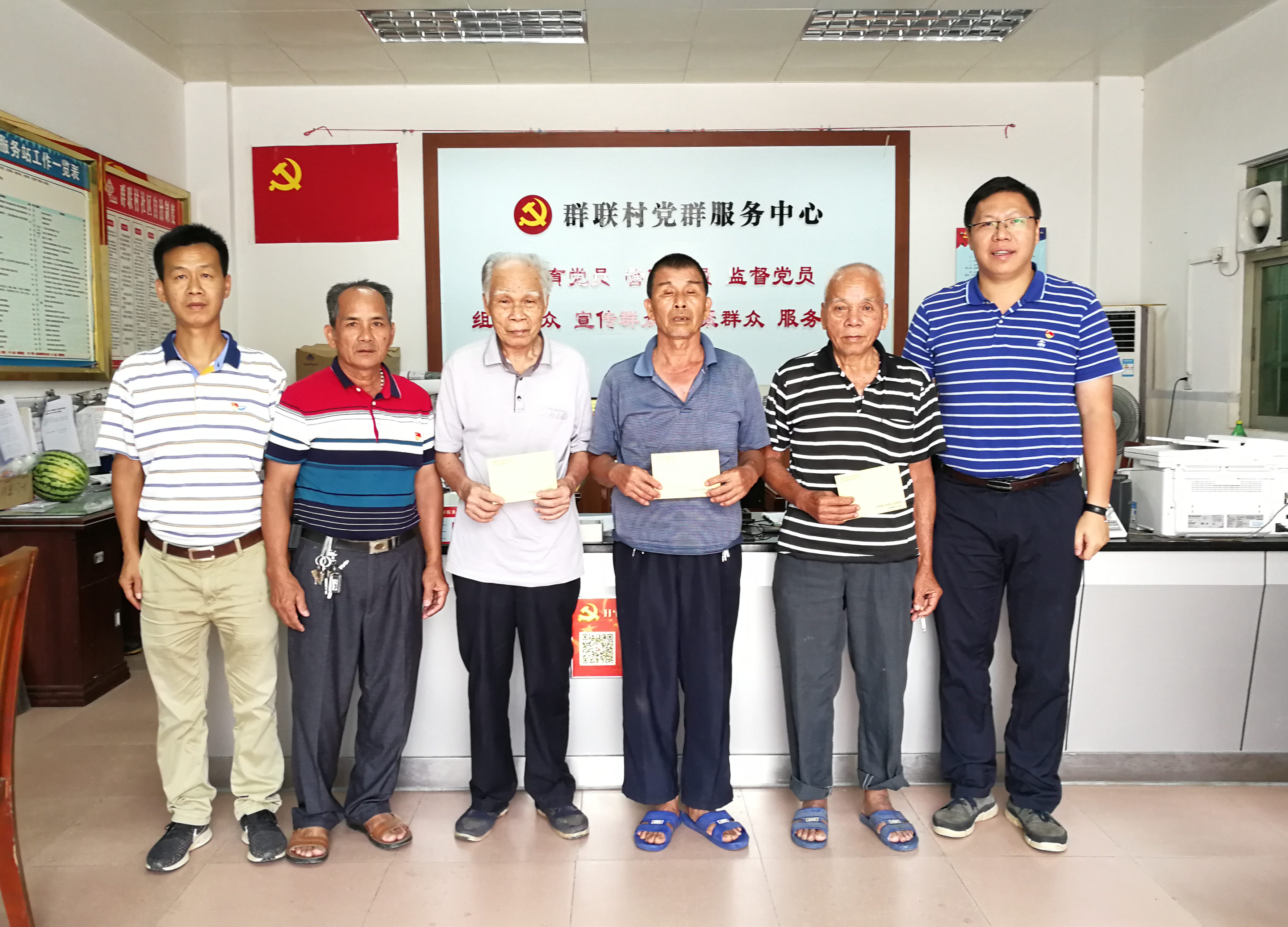 大沙镇领导慰问党员1.jpg